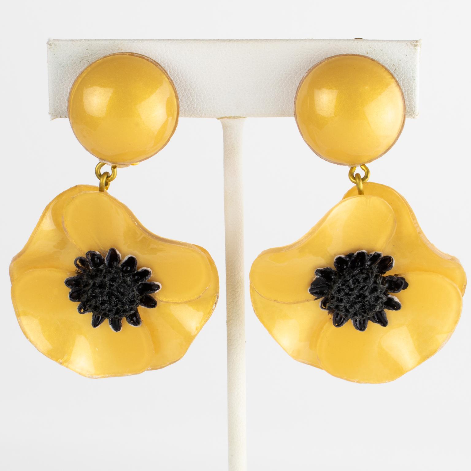 Cilea Paris Orecchini pendenti in resina a clip Fiore di papavero giallo in vendita 2
