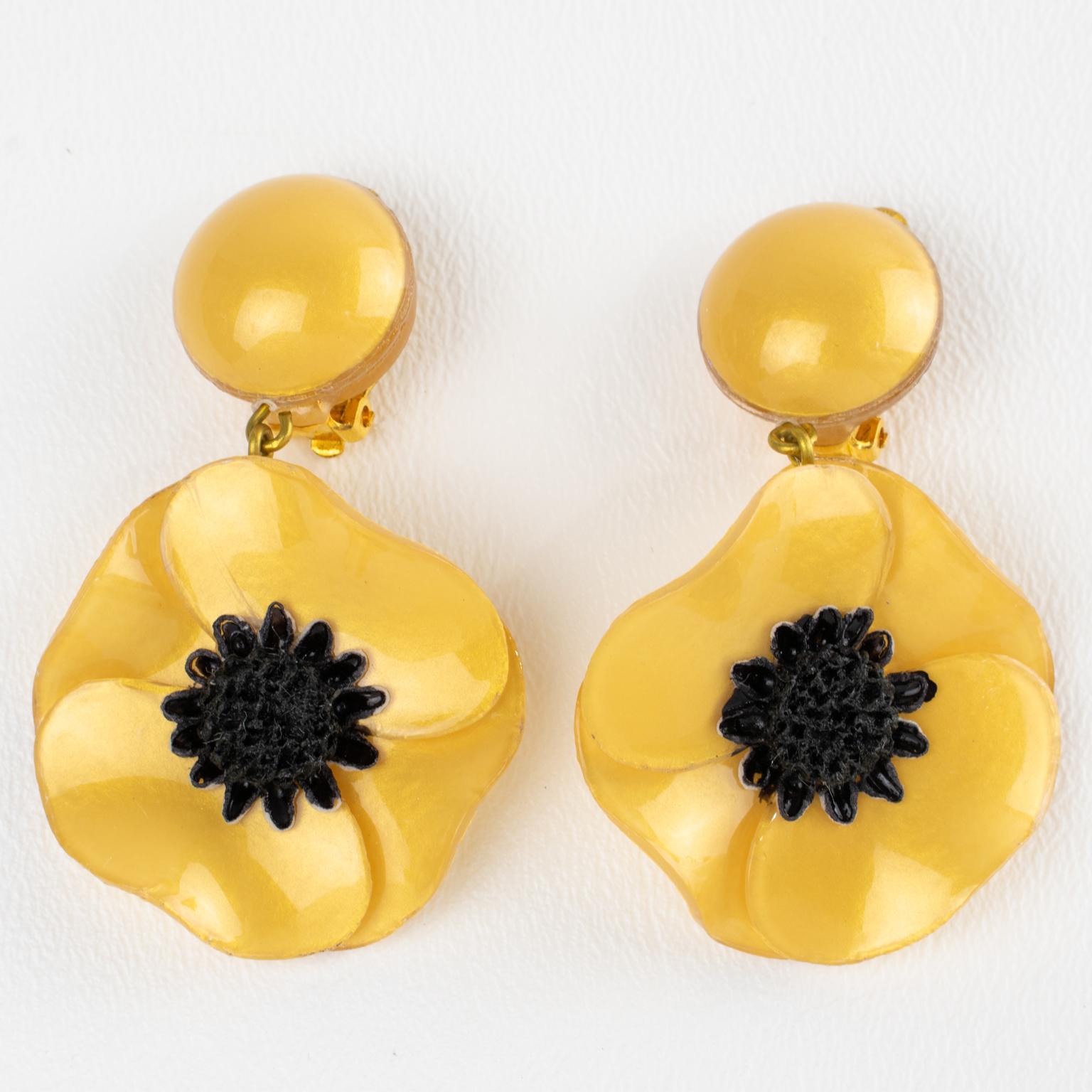 Cilea Paris Orecchini pendenti in resina a clip Fiore di papavero giallo in vendita 3