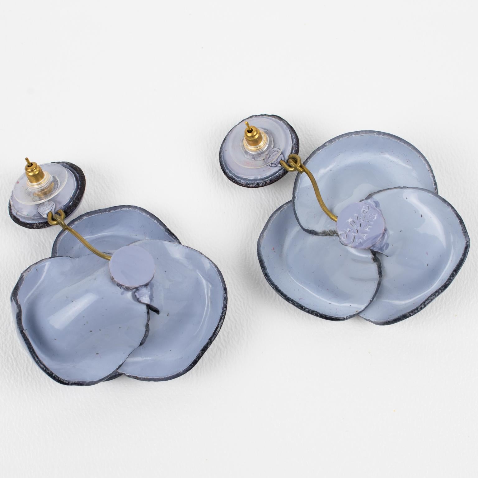 Cilea Paris Dangle Resin Pierced Earrings Gray Roses In Excellent Condition For Sale In Atlanta, GA
