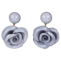 Cilea Paris - Boucles d'oreilles pendantes en résine et percées - Roses grises