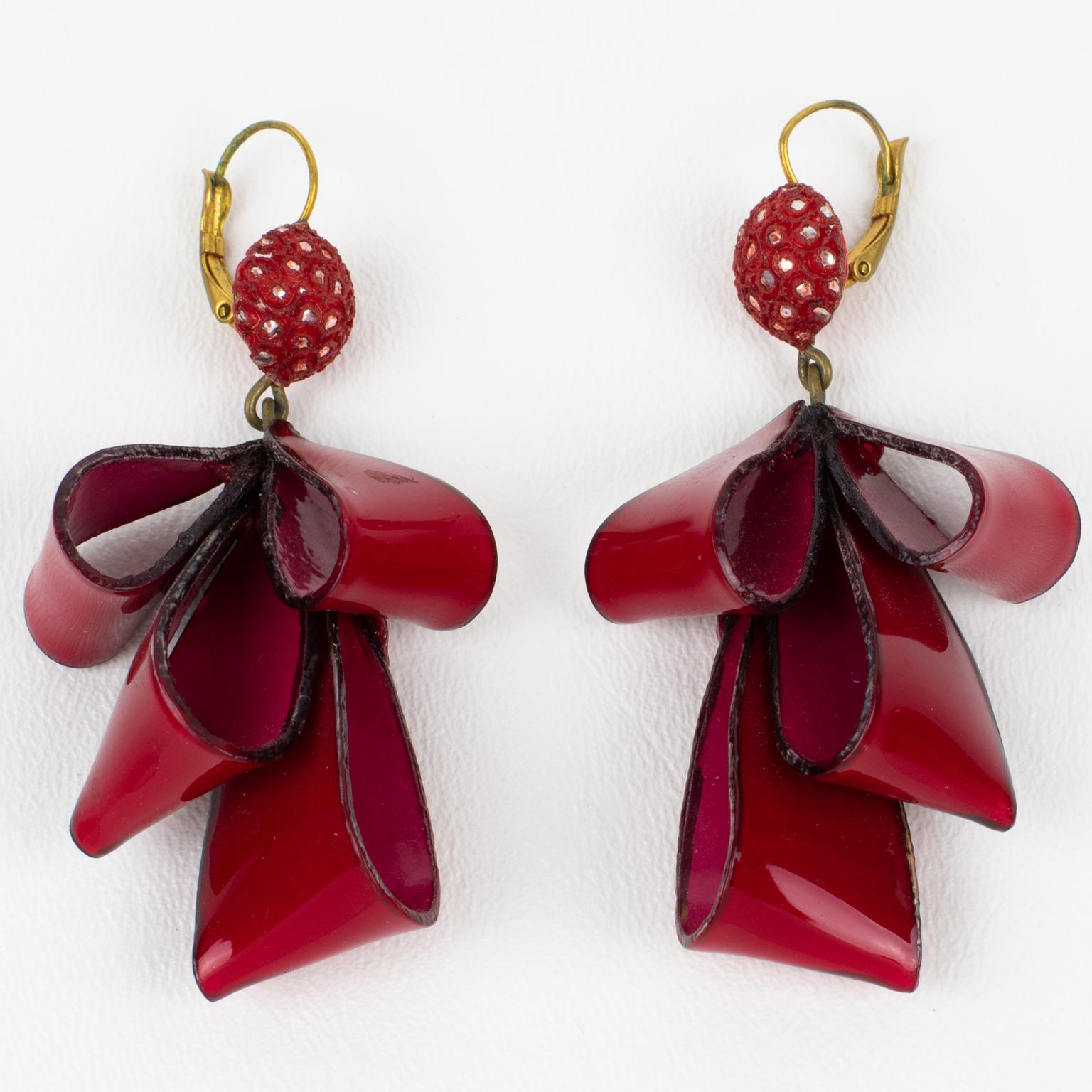 Moderno Cilea Paris Dangle Resin Pierced Earrings Ruby Red Ribbon in vendita
