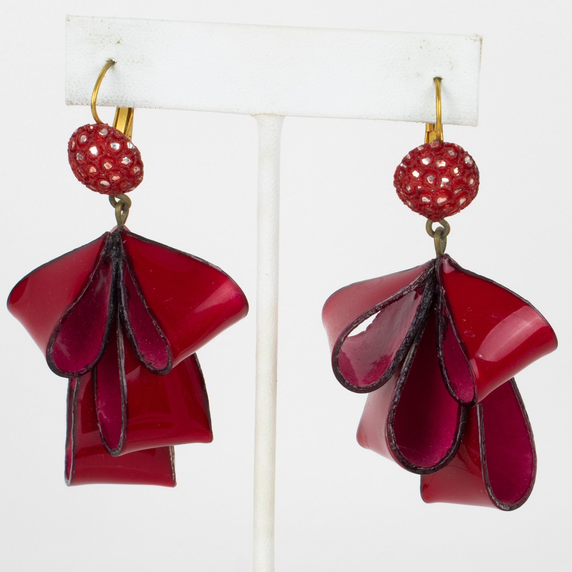 Cilea Paris Dangle Resin Pierced Earrings Ruby Red Ribbon In condizioni ottime in vendita a Atlanta, GA