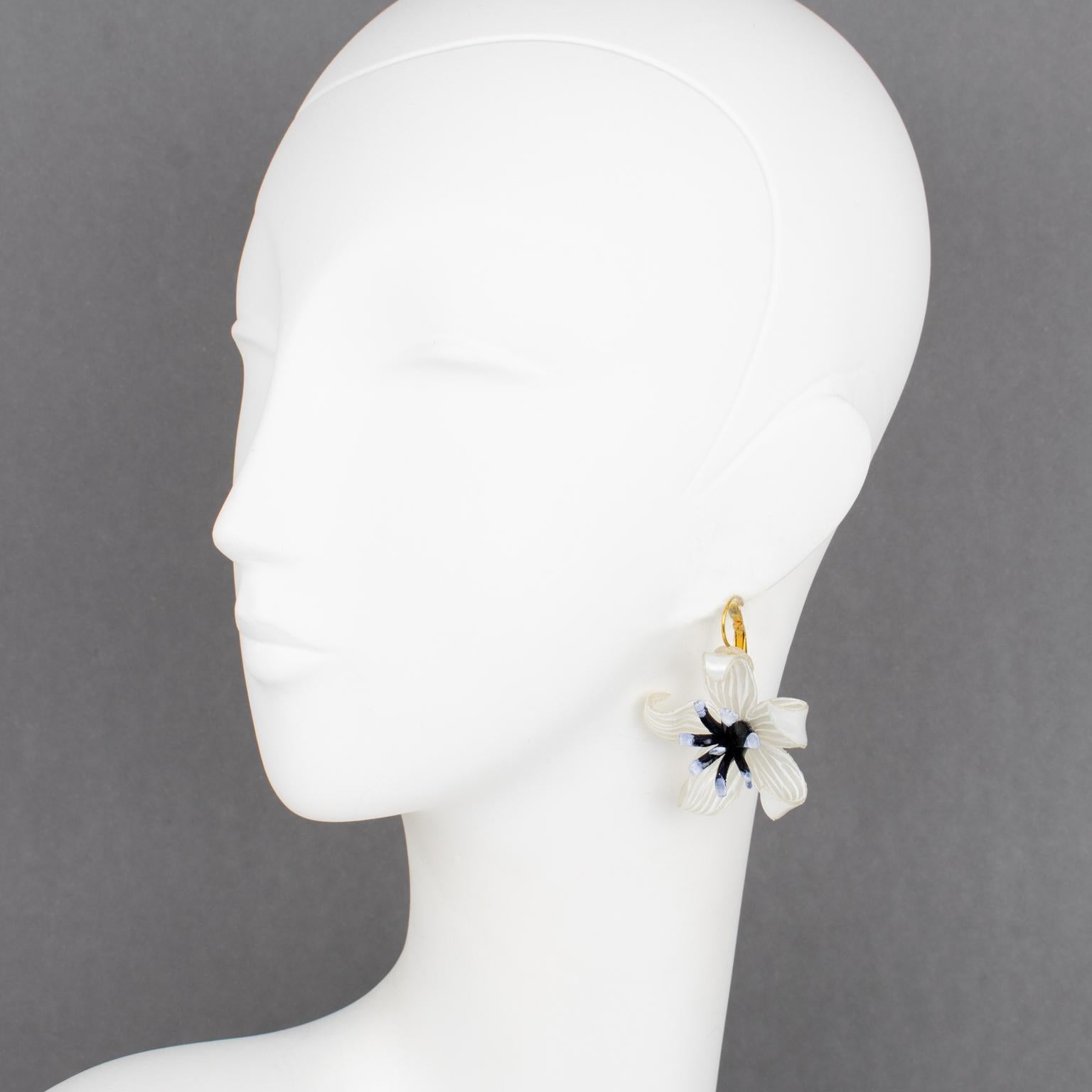 Modern Cilea Paris Dangle Resin Pierced Earrings White Flowers