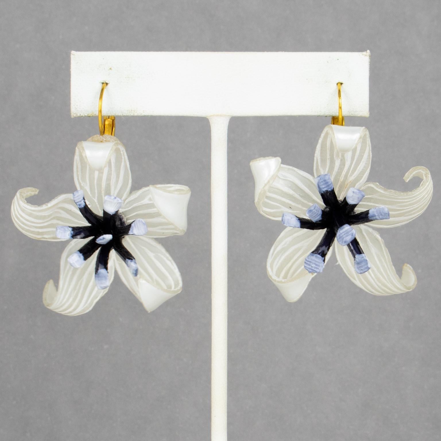 Cilea Paris Dangle Resin Pierced Earrings White Flowers In Excellent Condition In Atlanta, GA