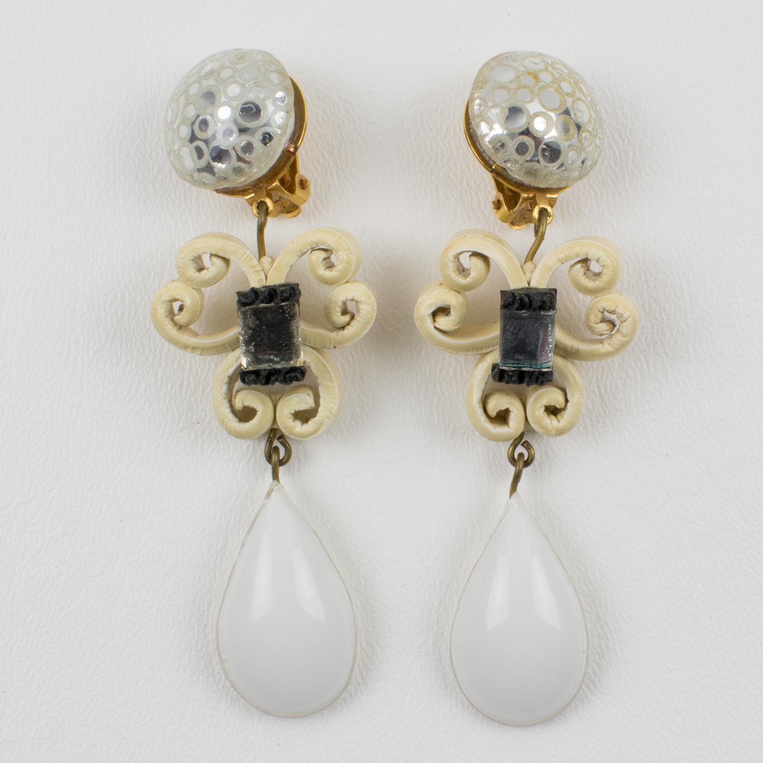 Cilea Paris Boucles d'oreilles pendantes en résine blanche et pailletée Silver Clips  Unisexe en vente