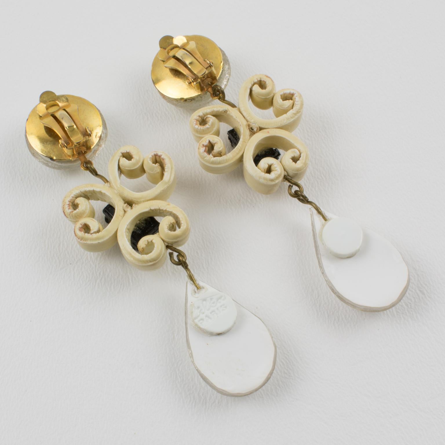 Cilea Paris Boucles d'oreilles pendantes en résine blanche et pailletée Silver Clips  en vente 1