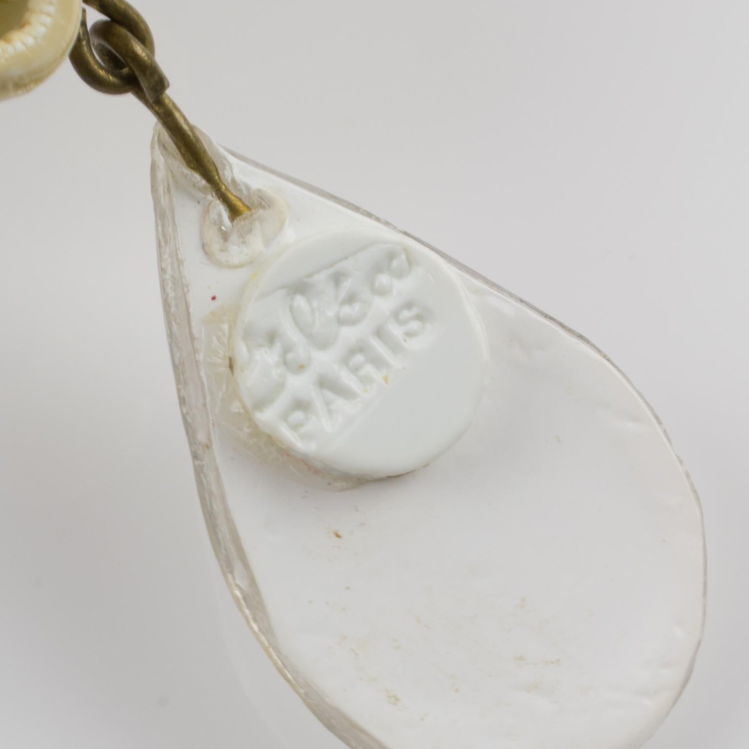 Cilea Paris Boucles d'oreilles pendantes en résine blanche et pailletée Silver Clips  en vente 2