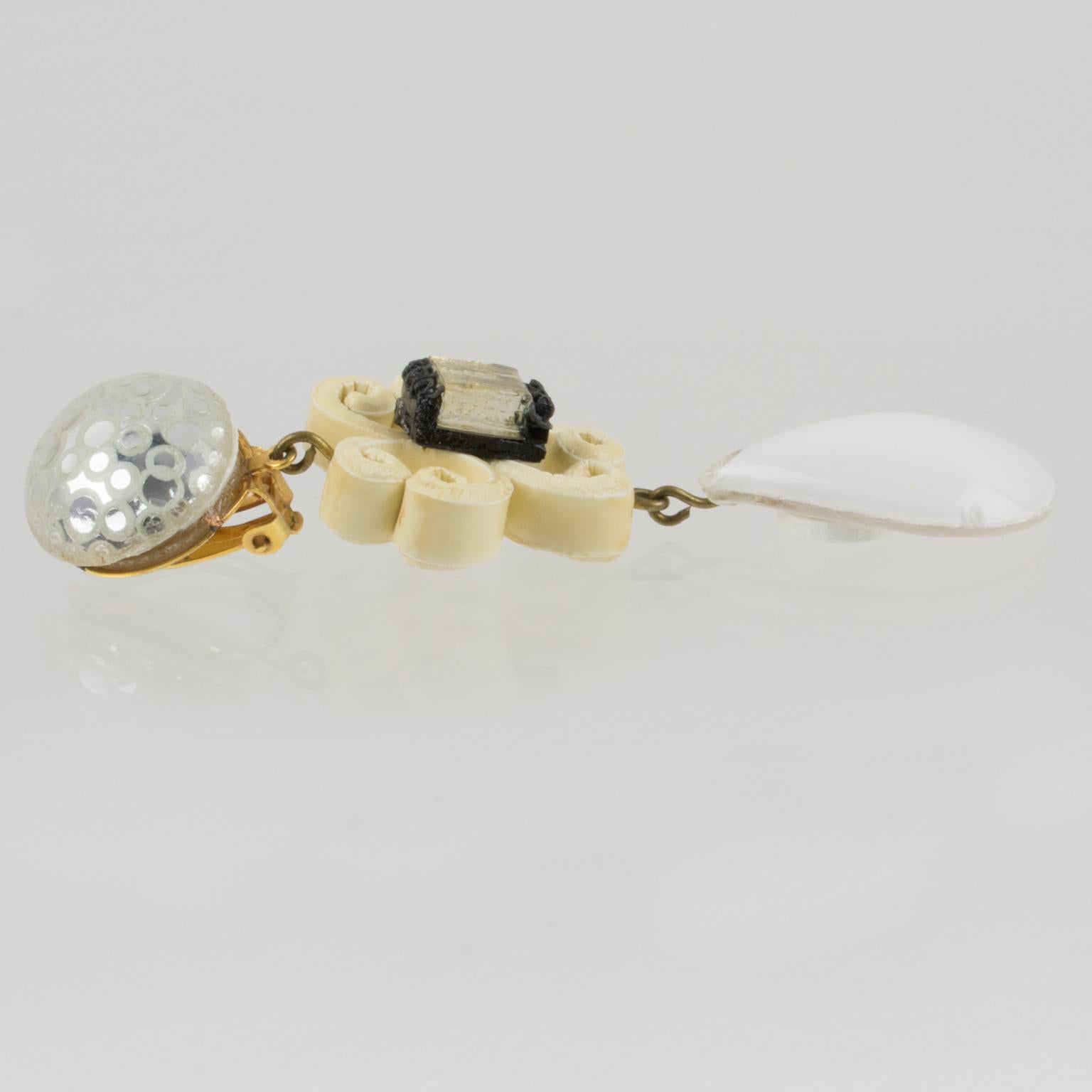 Cilea Paris Boucles d'oreilles pendantes en résine blanche et pailletée Silver Clips  en vente 3