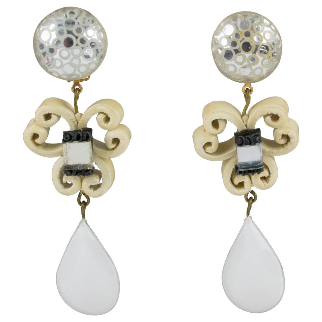 Cilea Paris Boucles d'oreilles pendantes en résine blanche et pailletée Silver Clips  en vente