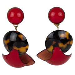 Cilea Paris Dangling Clip-on Earrings in Red and Tortoise Resin