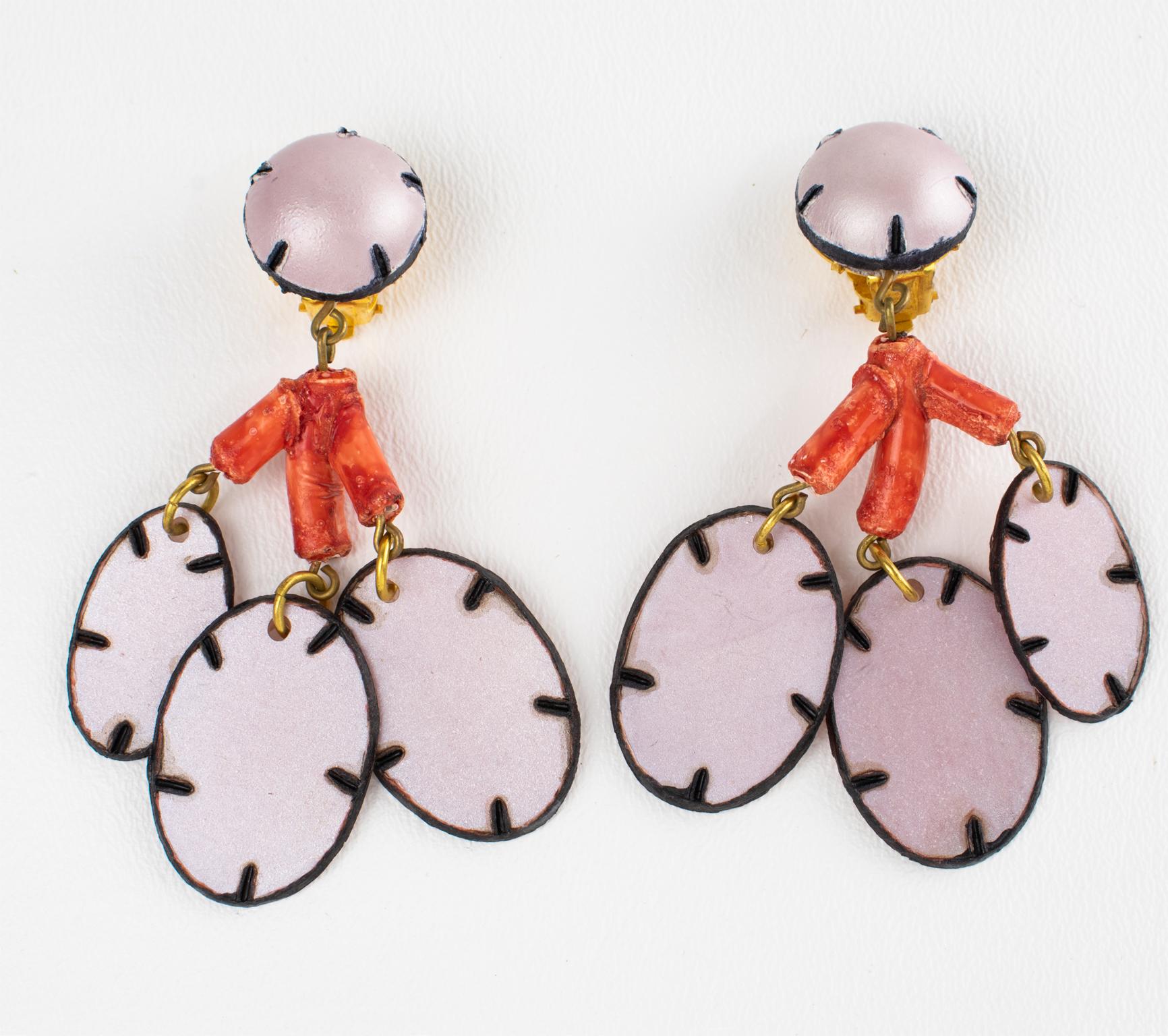 Moderne Cilea Paris - Boucles d'oreilles pendantes en résine florale Coral Rose Lunaria en vente