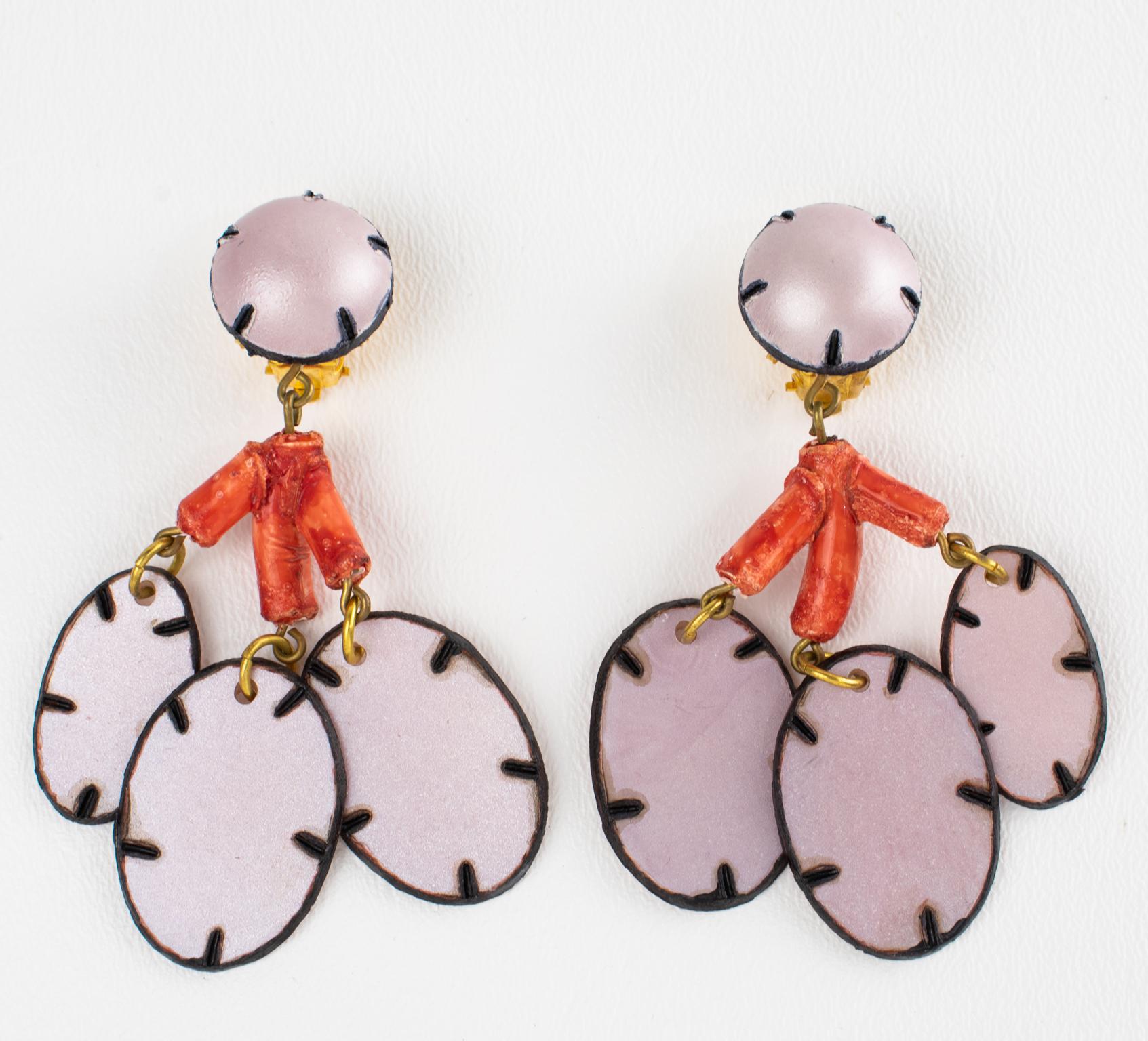 Cilea Paris - Boucles d'oreilles pendantes en résine florale Coral Rose Lunaria en vente 3