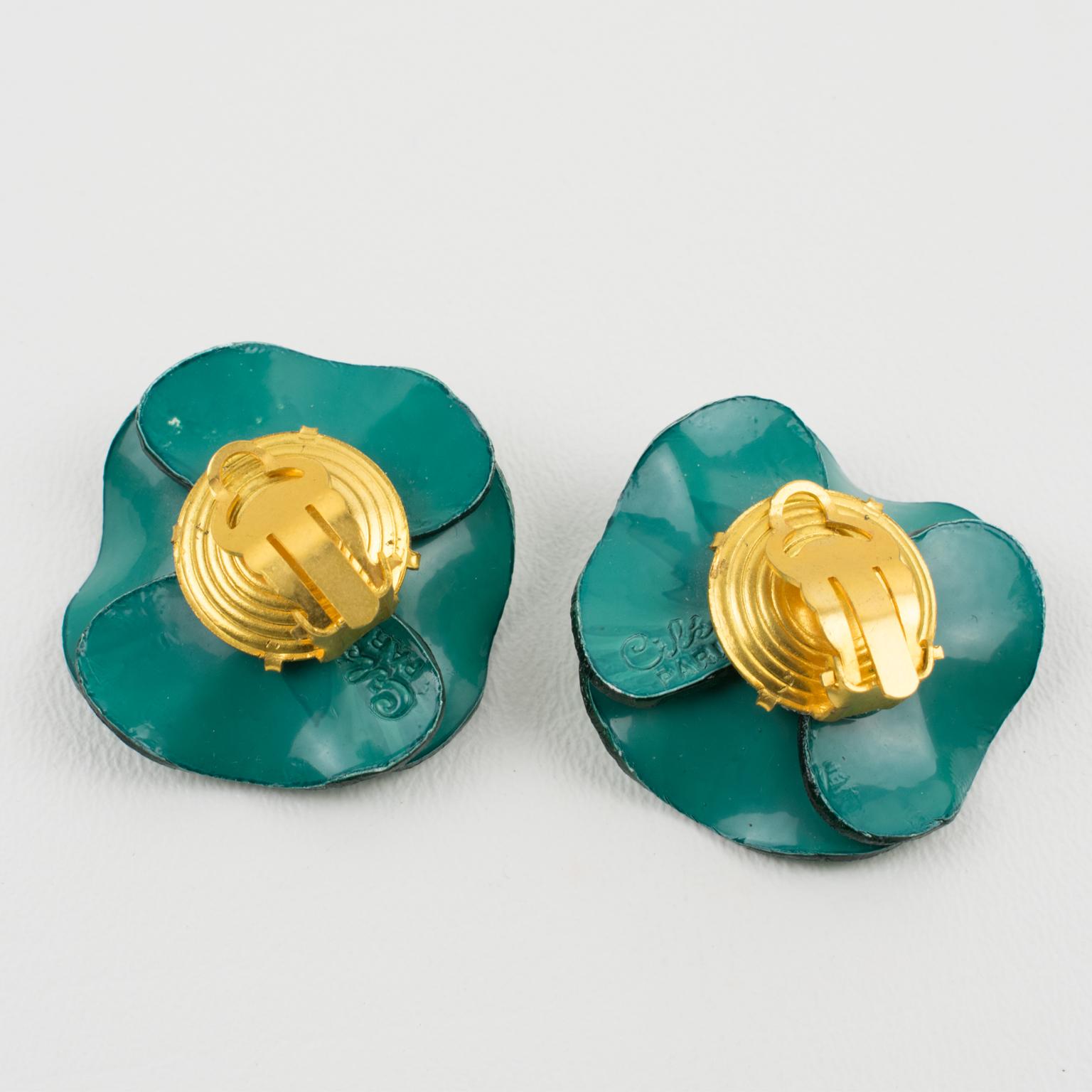 Cilea Paris Green Poppy Resin Clip Earrings In Excellent Condition In Atlanta, GA