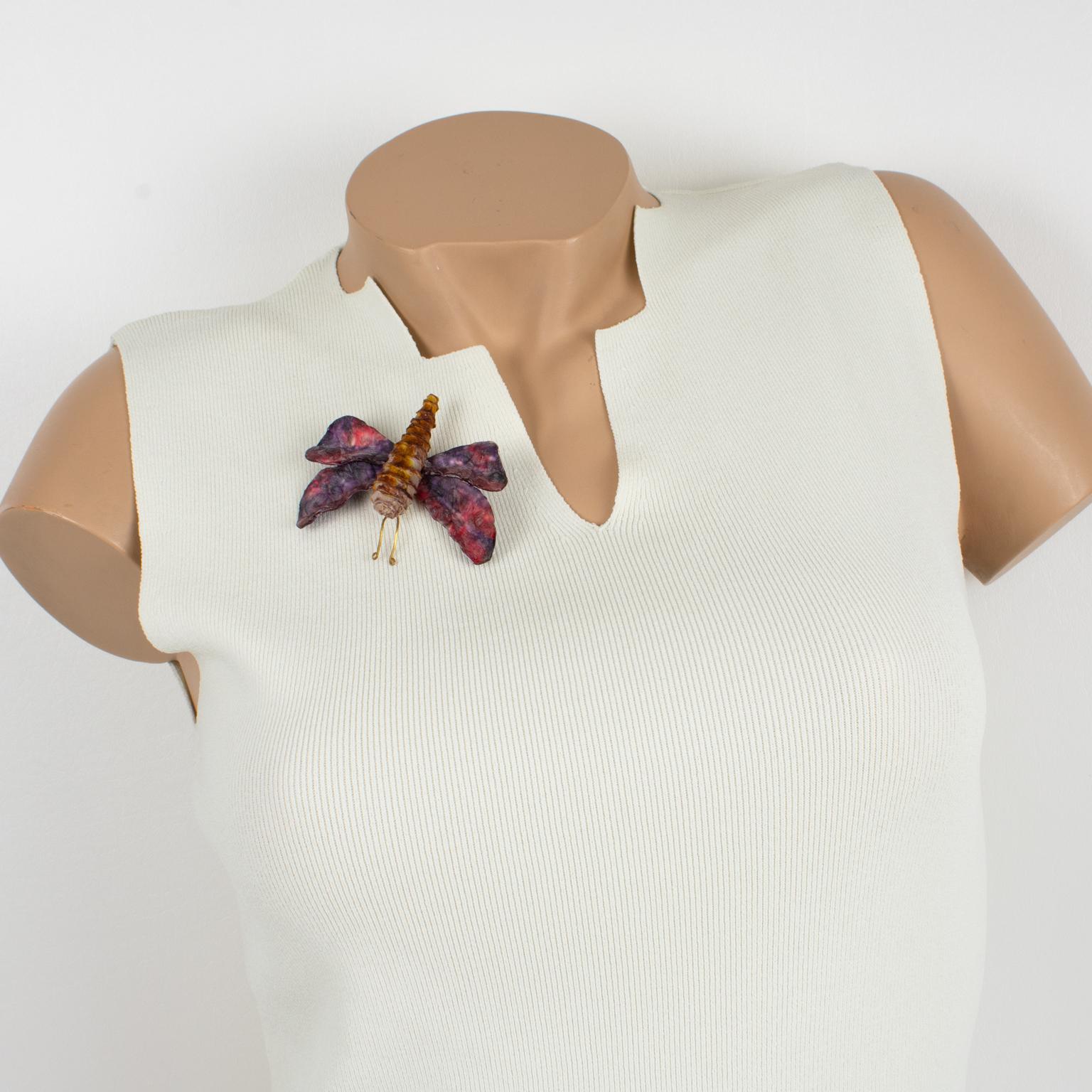 Cilea Paris ha diseñado este elegante broche con forma de mariposa. Este broche de resina artesanal, inspirado en la fantasía y hecho a mano, presenta una mariposa de gran tamaño con un dibujo texturizado que se une para formar una poderosa pieza de