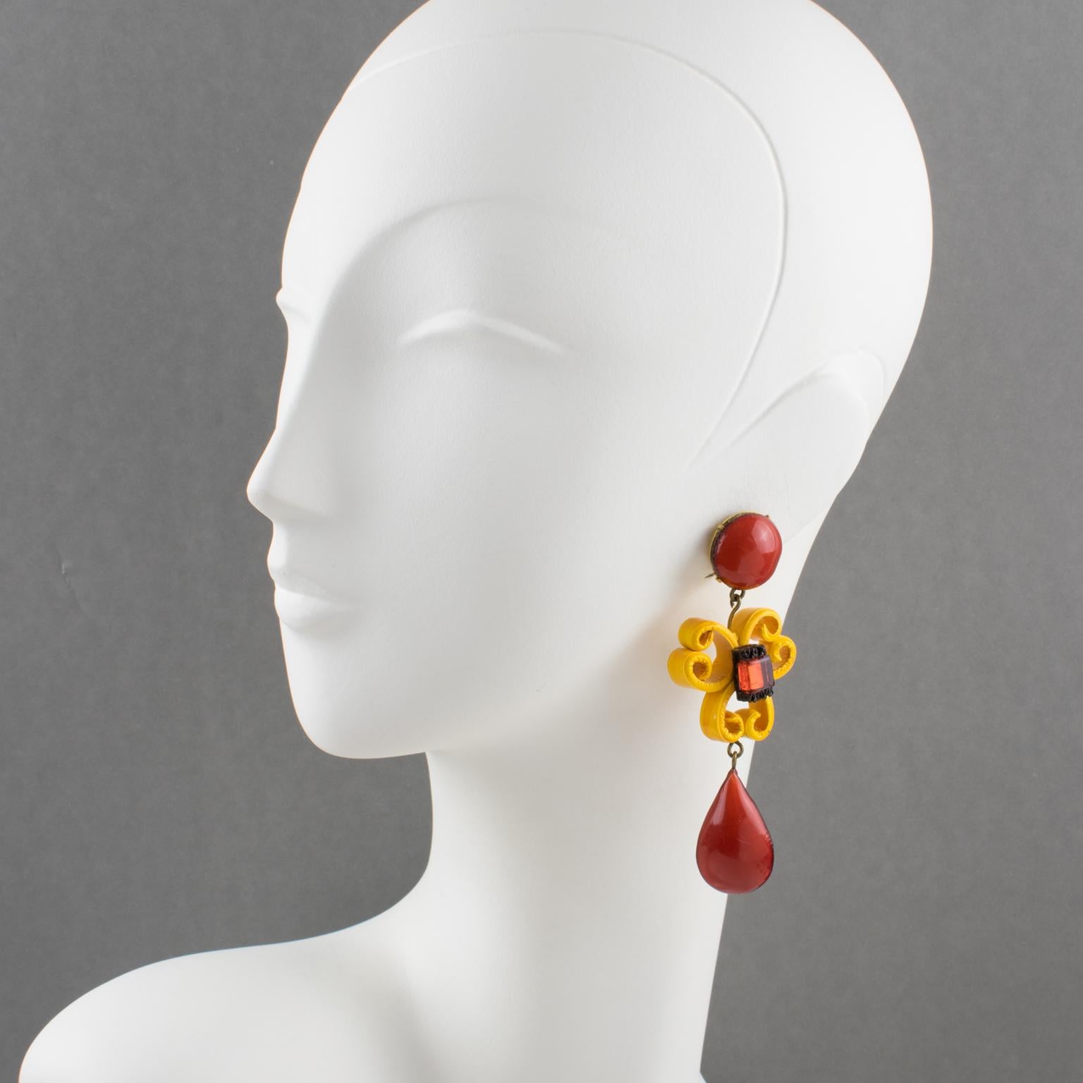 Cilea Paris ha disegnato questi orecchini a clip eleganti e dimensionali. Questi orecchini in resina artigianale di ispirazione barocca sono caratterizzati da elementi geometrici con motivi strutturati che si uniscono per formare un pezzo forte.