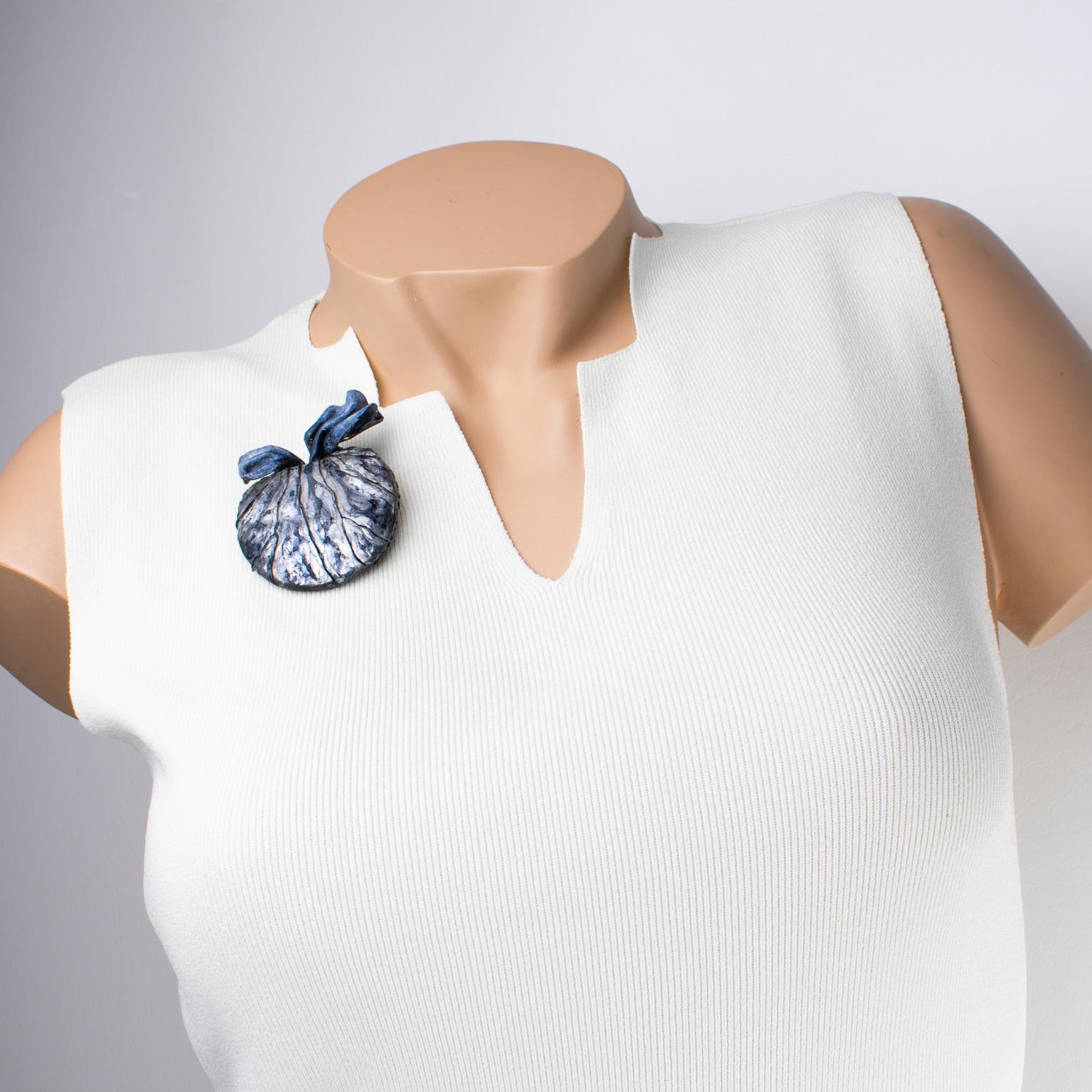 Cilea Paris a conçu cette étonnante broche florale dimensionnelle. La pièce présente un design artisanal d'inspiration fantastique, avec une citrouille géante stylisée dans différents motifs texturés, assemblés pour former un puissant bijou