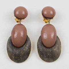 Pendientes colgantes de resina de color topo y cacao Cilea Paris