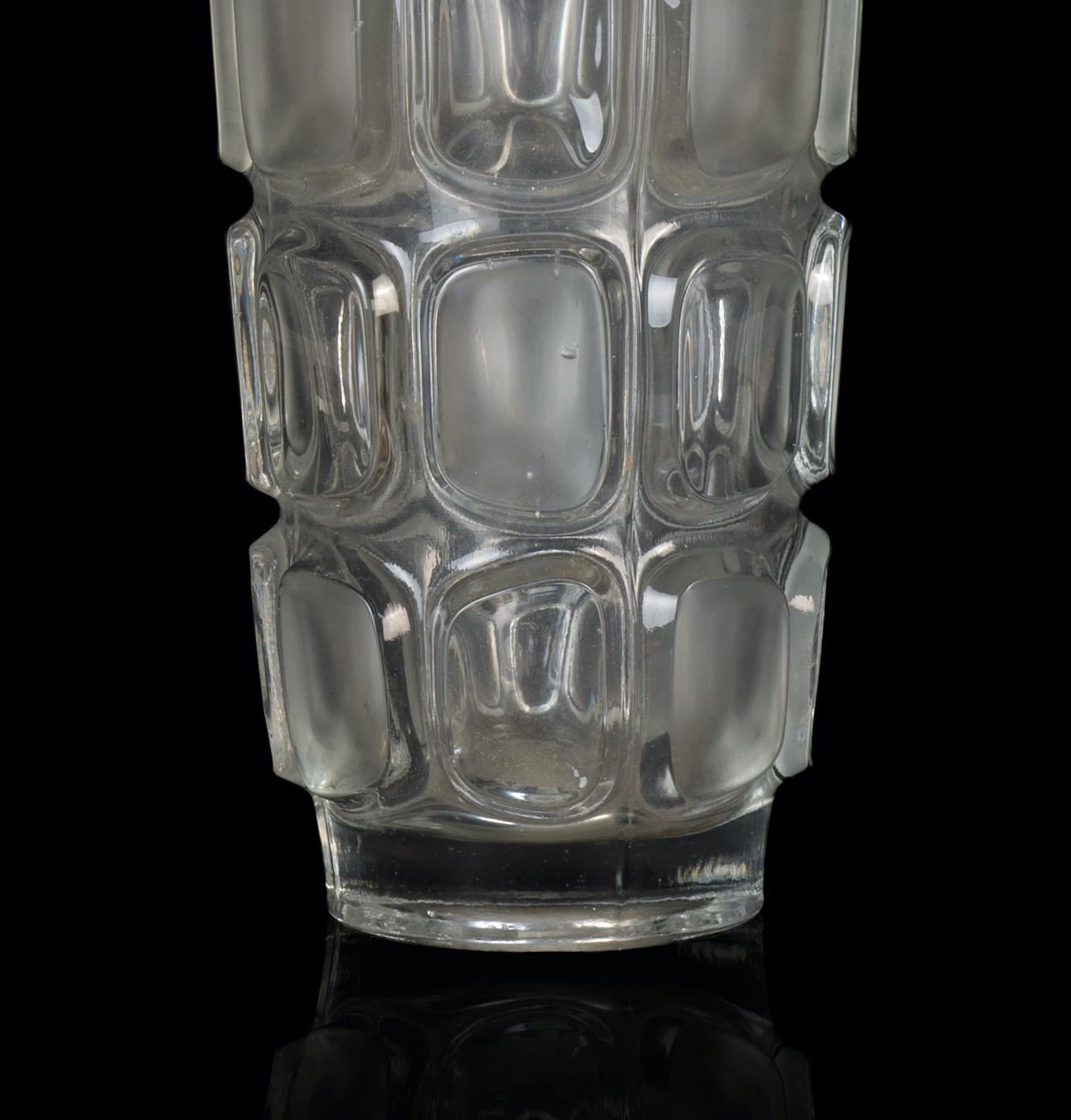Le vase cylindrique en verre est un magnifique objet décoratif en verre, réalisé par une manufacture italienne dans les années 1970.

Vase très à la mode avec des décorations rectangulaires en relief le long du corps.

Bonnes conditions.