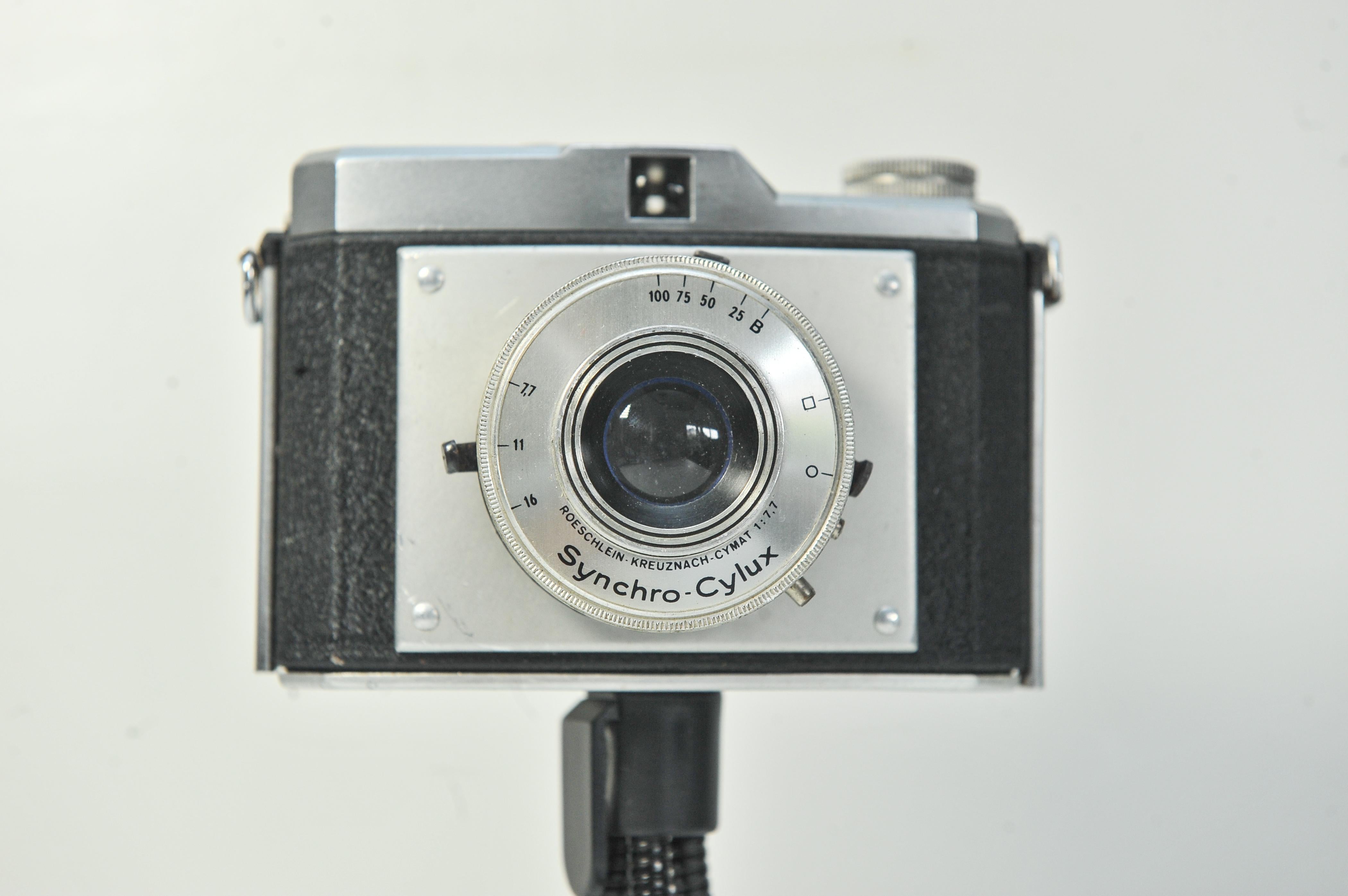 Cima 44 Luxette 127 Roll Film Viewfinder Camera With Roeschlein Kreuznach Cymat F7.7 Fixed Lens With Synchro-Cylux Shutter 1950's Made by Zimmermann in Germany

PAT angem

The Luxette is a rigid body viewfinder camera for type No. 127 roll film. Its
