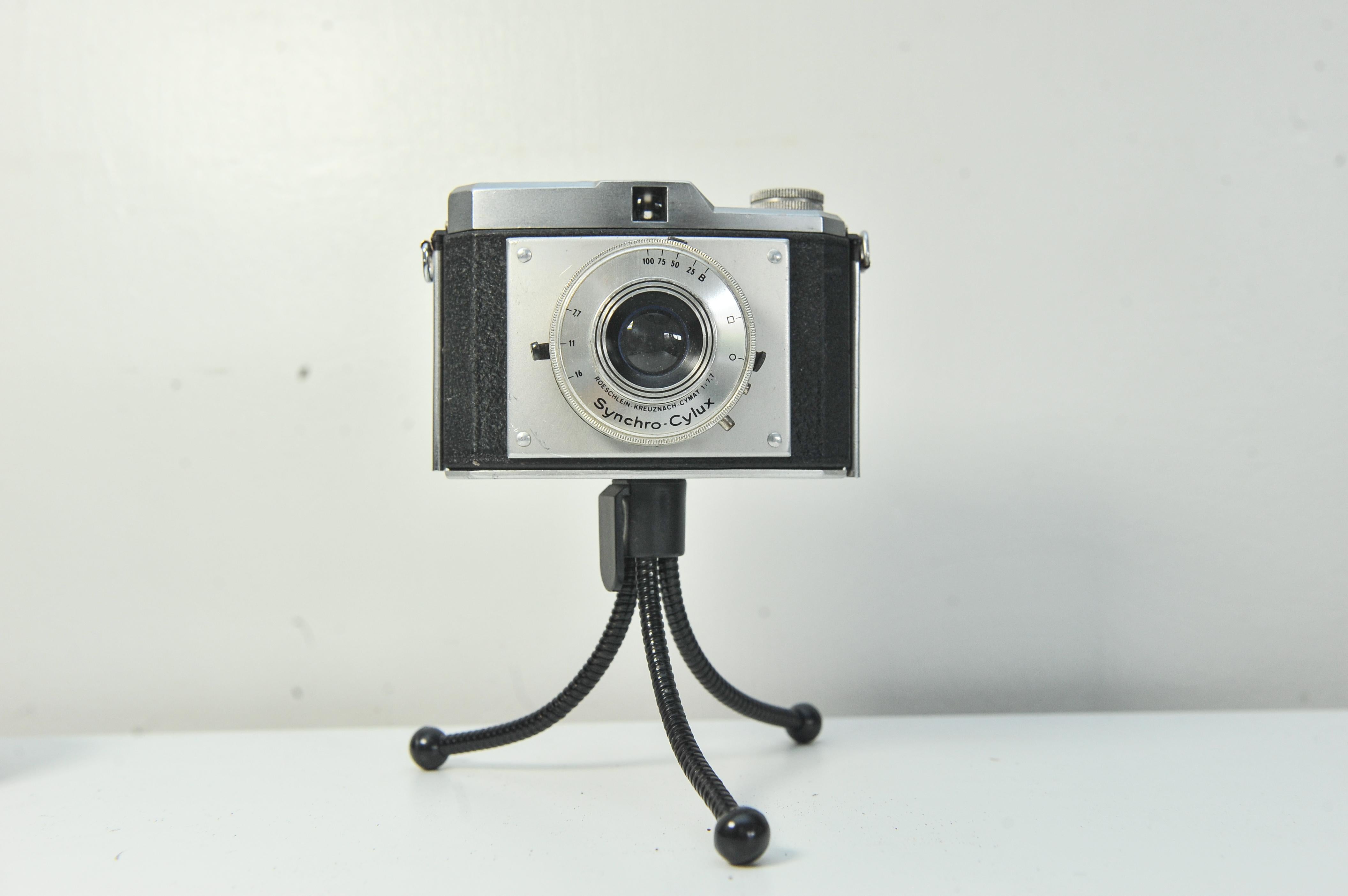 Mid-20th Century Cima 44 Luxette 127 Roll Film Viewfinder Camera With Roeschlein Kreuznach Cymat 