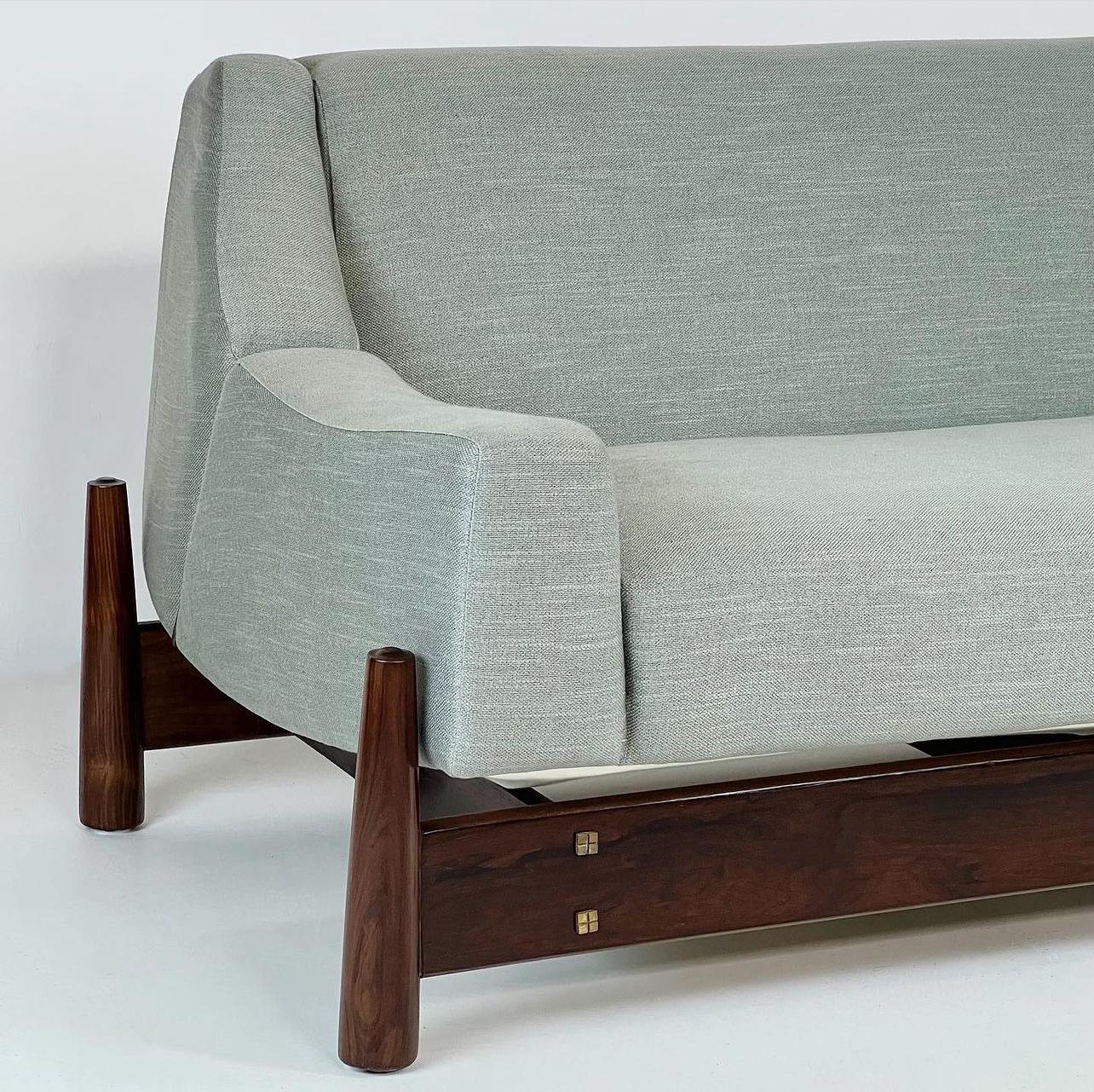 Cimo S/A Sofa aus den 60er Jahren, Brasilien, Struktur in Jacaranda (Moderne der Mitte des Jahrhunderts) im Angebot