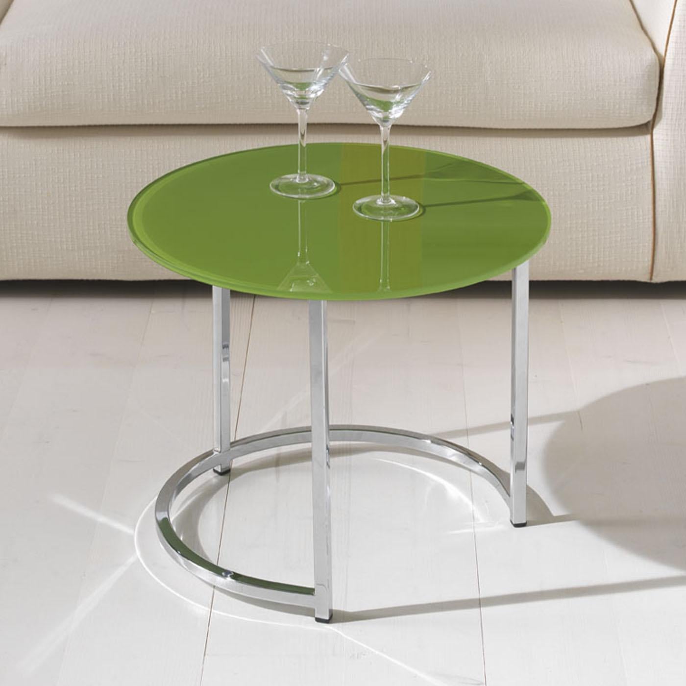 Der von Danilo Bonfanti & Gabriele Moscatelli entworfene Couchtisch ist Ausdruck von Kunstfertigkeit und Innovation. Die Tischplatte mit dem eleganten Metallgestell besteht aus einer lackierten Glasoberfläche, die von einer Chromstruktur getragen