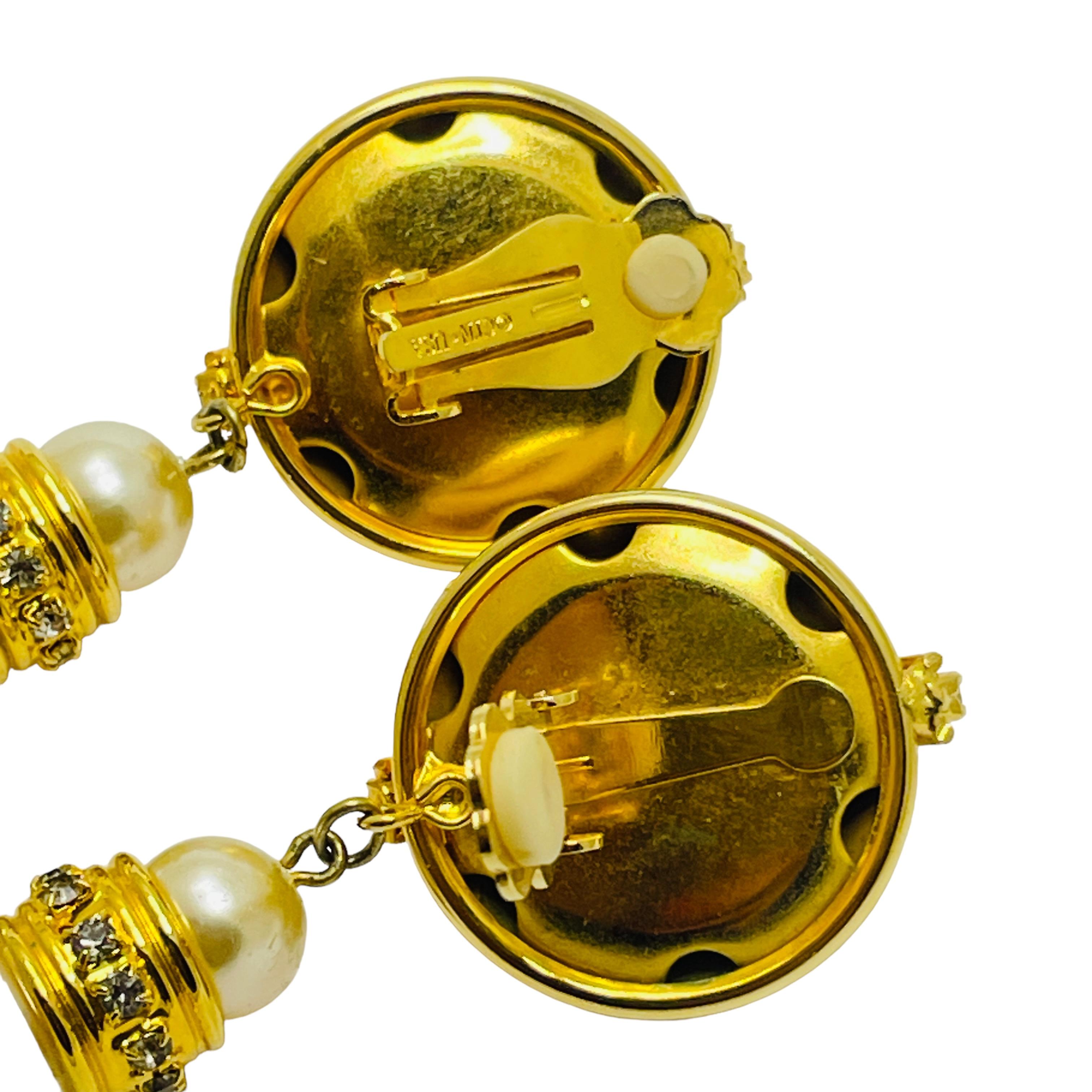 CIN USA  orecchini a clip con perle d'oro e strass, enormi e penzolanti, firmati dalla passerella In condizioni buone in vendita a Palos Hills, IL