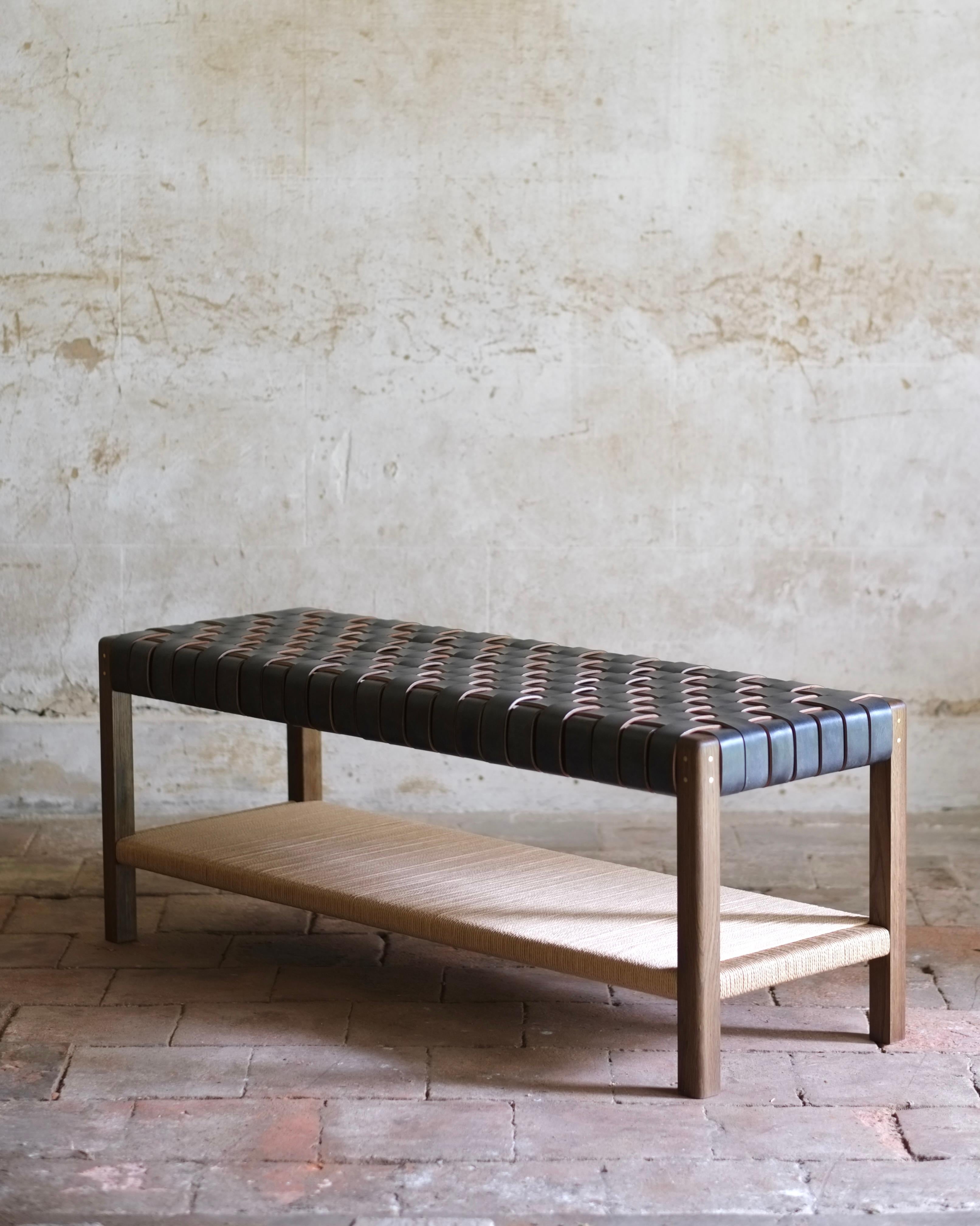 Inspiré par le minimalisme utilitaire et intemporel de la tradition Shaker, le banc Cinch associe la menuiserie traditionnelle en bois et les techniques classiques de travail du cuir. Les pieds façonnés et les joints à tenon sont associés à un cuir