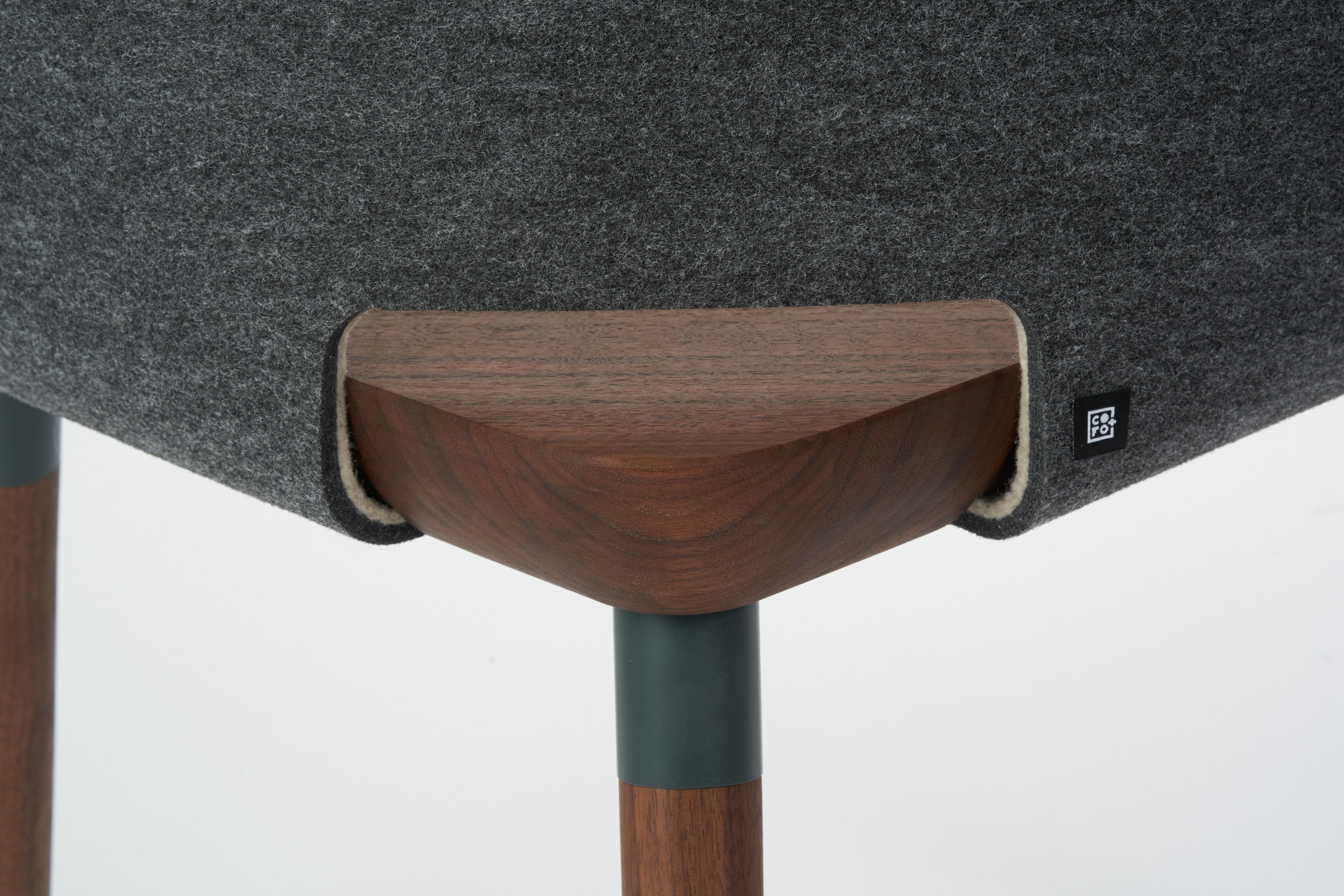 Cinch Chair, Melton Wool, Wood Seat and Eco-Friendly Powder Coated Steel Support (Skandinavische Moderne) im Angebot