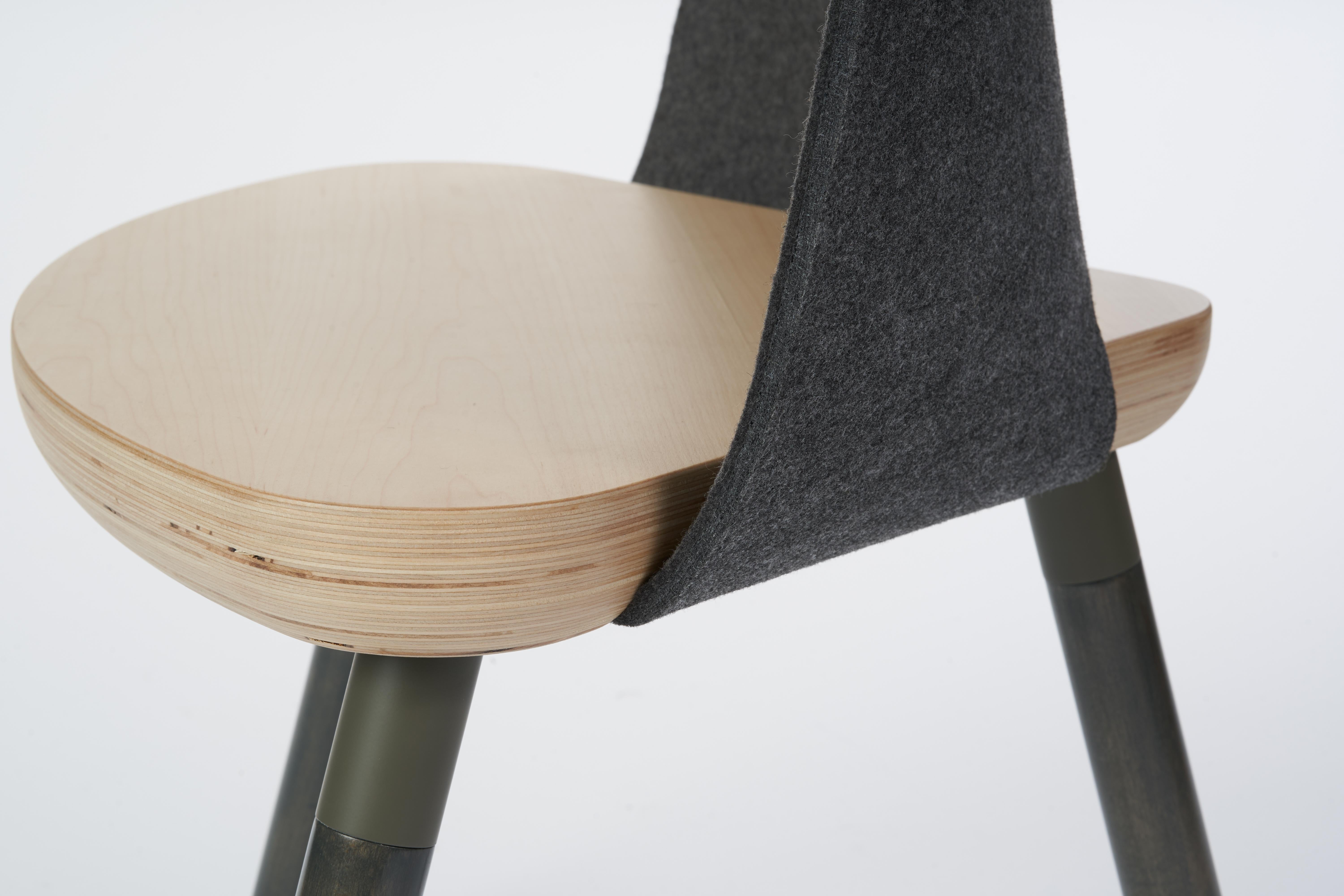 Cinch Chair, Melton Wool, Wood Seat and Eco-Friendly Powder Coated Steel Support (Skandinavische Moderne) im Angebot