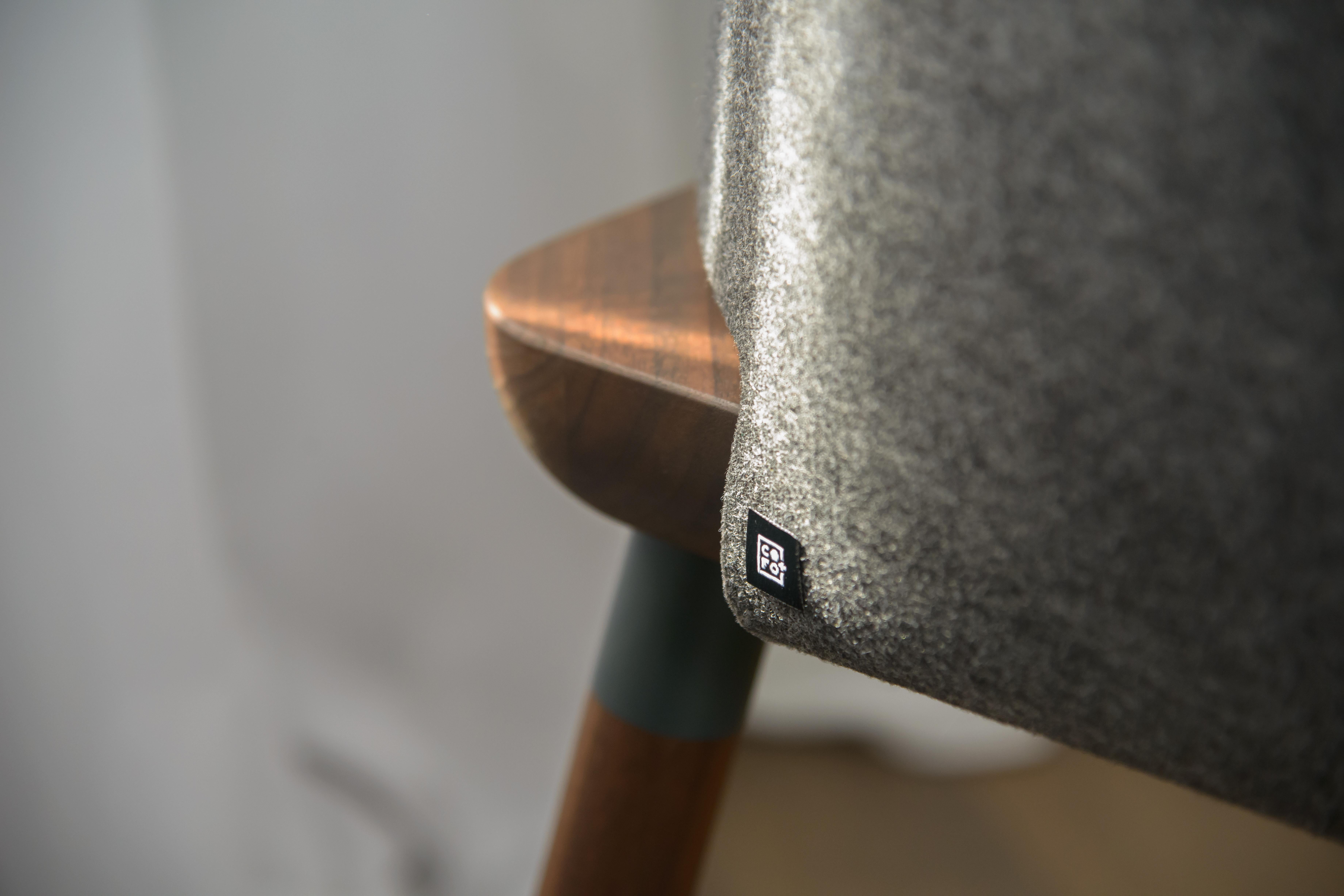 Cinch Chair, Melton Wool, Wood Seat and Eco-Friendly Powder Coated Steel Support (21. Jahrhundert und zeitgenössisch) im Angebot