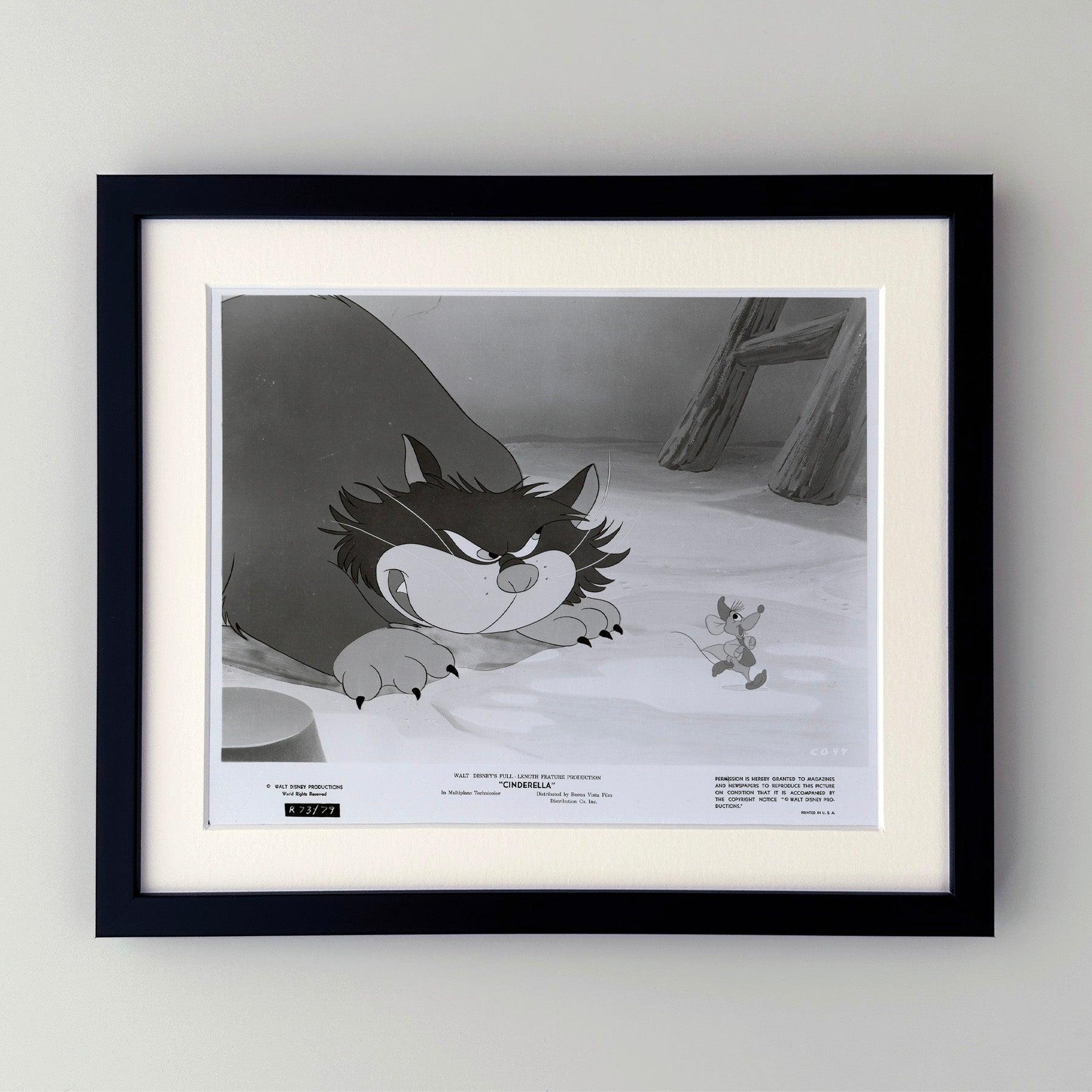 Original 8x10 Zoll Presse-Werbestill für Cinderella (1950) mit Ilene Woods, Eleanor Audley und Verna Felton in den Hauptrollen und unter der Regie von Clyde Geronimi, Wilfred Jackson und Hamilton Luske.

Werbefotos (Film/Produktion) wurden erstellt,