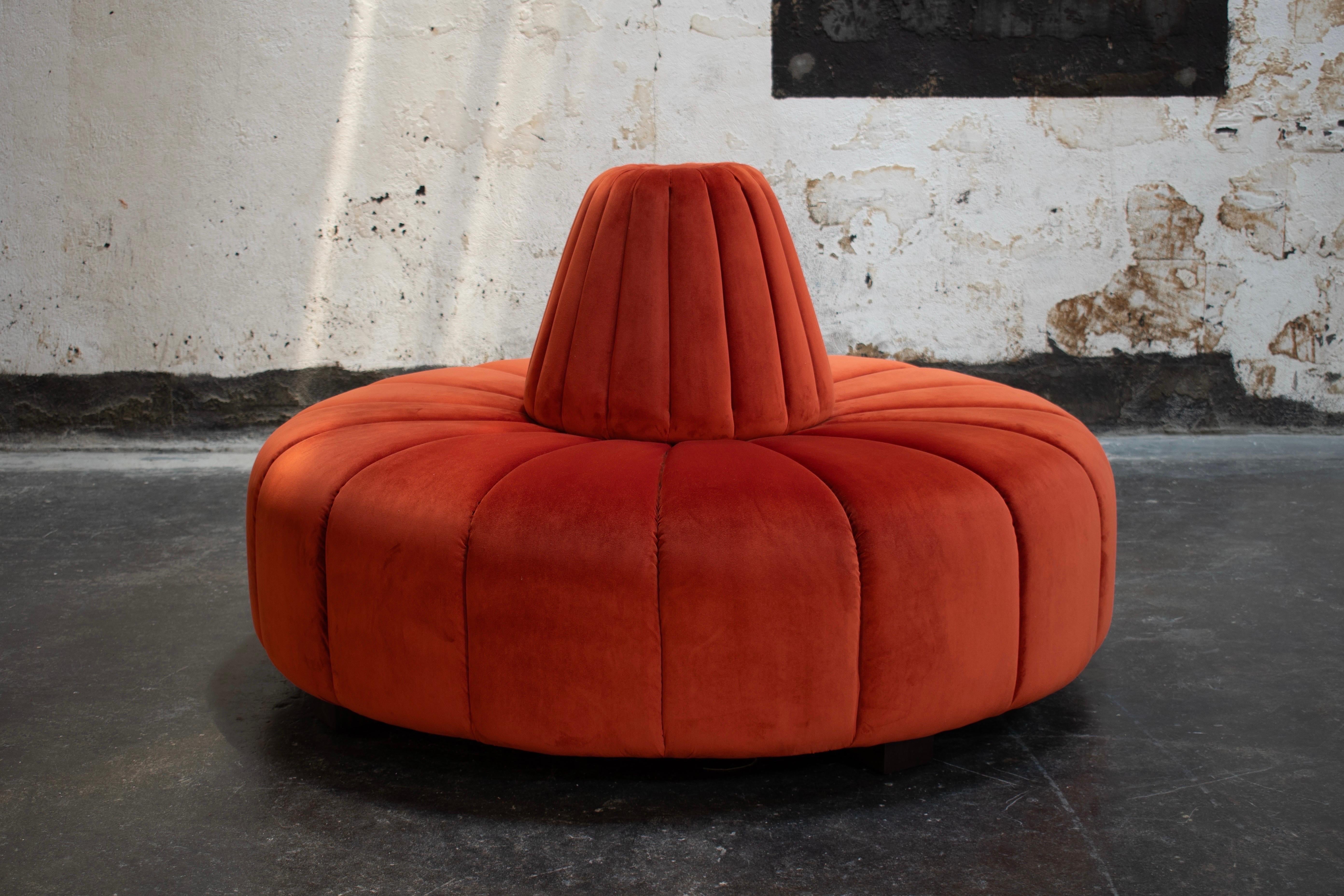 Cenerentola Bourne - Divano rotondo in velluto arancione bruciato di BJÖRK STUDIO In condizioni Nuovo in vendita a Atlanta, GA