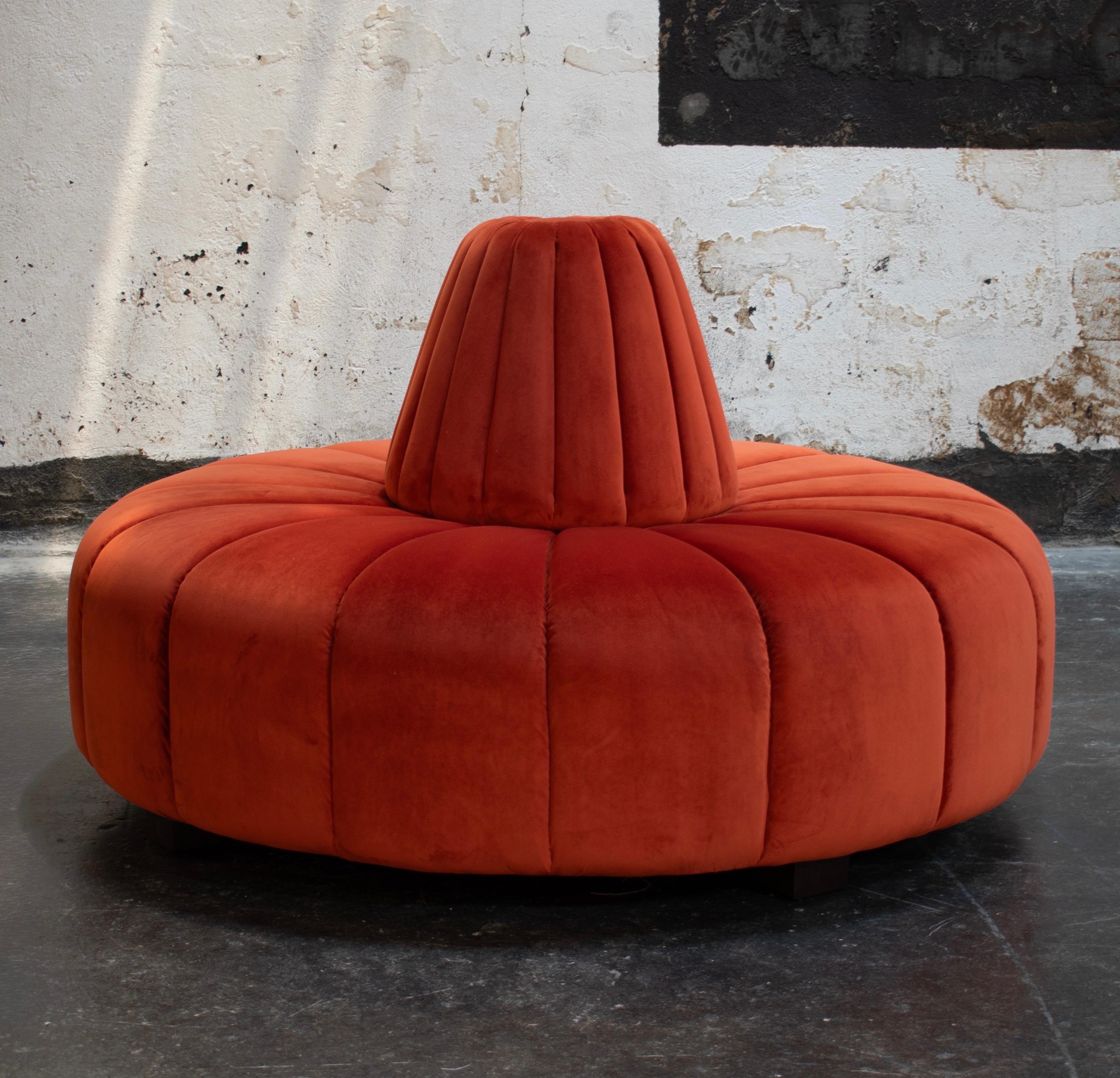 XXI secolo e contemporaneo Cenerentola Bourne - Divano rotondo in velluto arancione bruciato di BJÖRK STUDIO in vendita