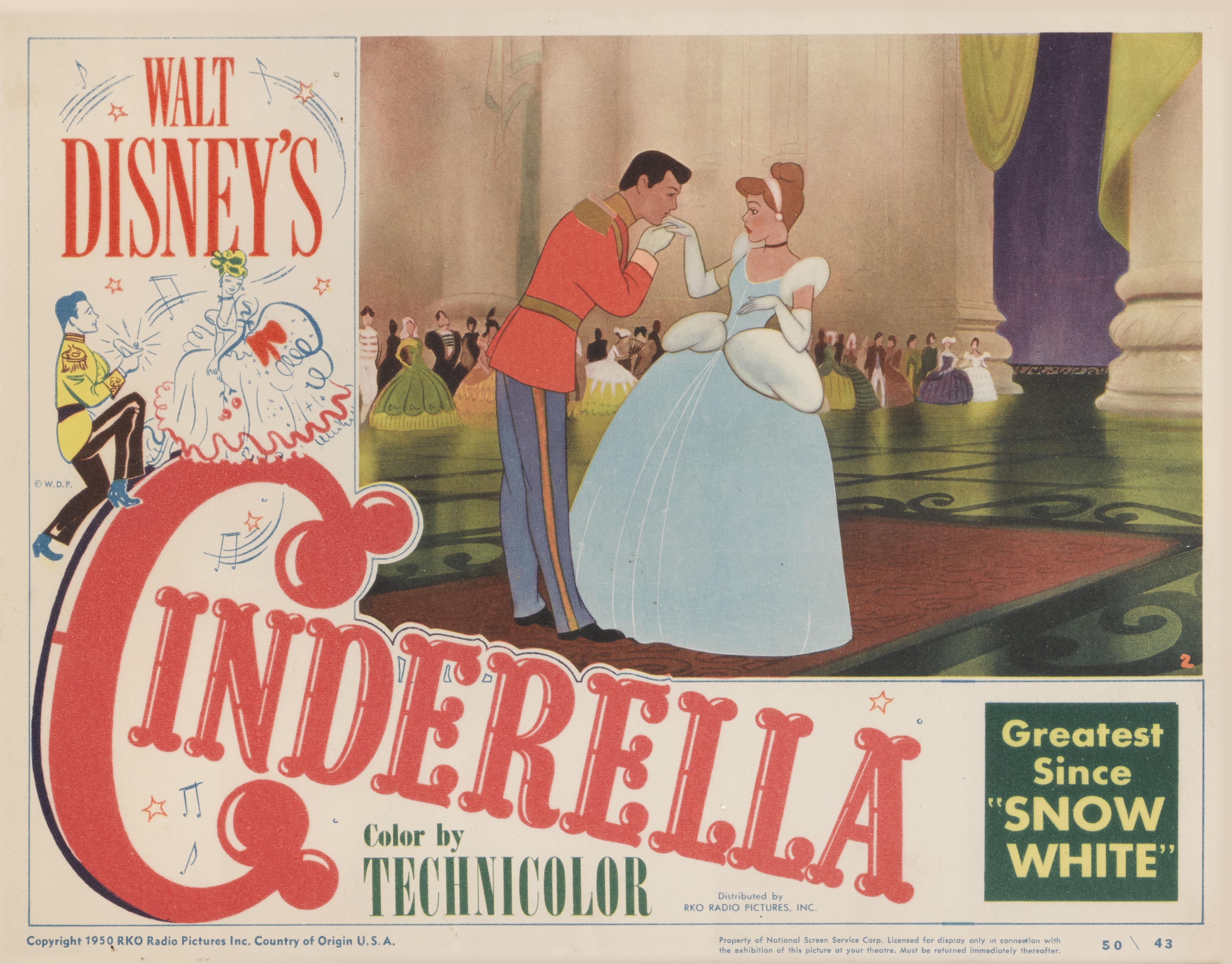 Original US-Lobbykarte für Walt Disneys Animationsfilm von 1950.
Walt Disneys Märchen Cinderella basiert auf der Erzählung des französischen Autors Charles Perrault aus dem 17. Es ist der zwölfte Disney-Zeichentrickfilm. Dies war das erste Mal, dass