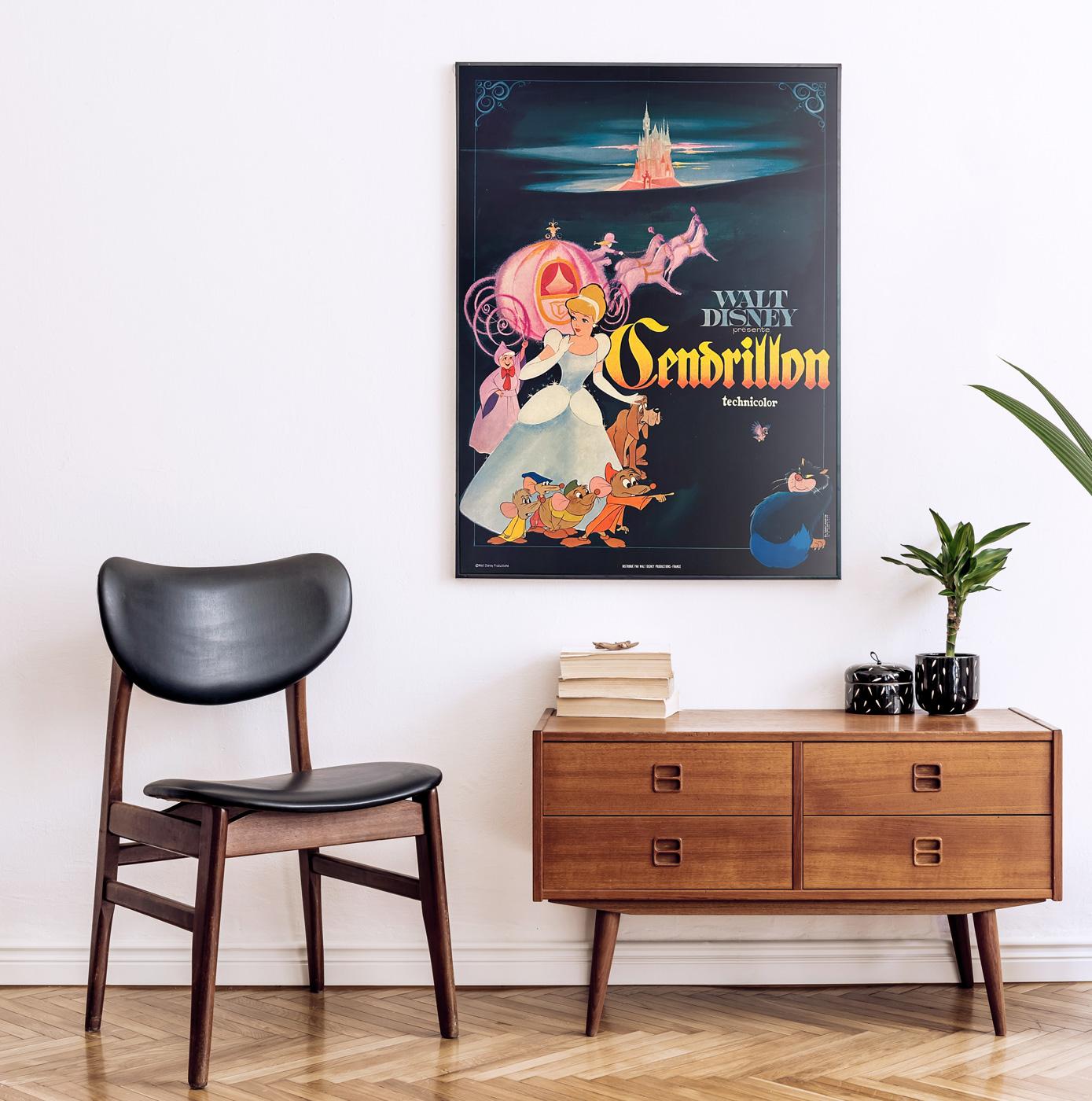 Poster originale del film Cenerentola Moyenne francese, tratto da una riedizione del classico Disney degli anni '60. Un poster di grande impatto visivo, sia per la grafica che per la scala. Un regalo fantastico per ogni piccola principessa. 

Questo