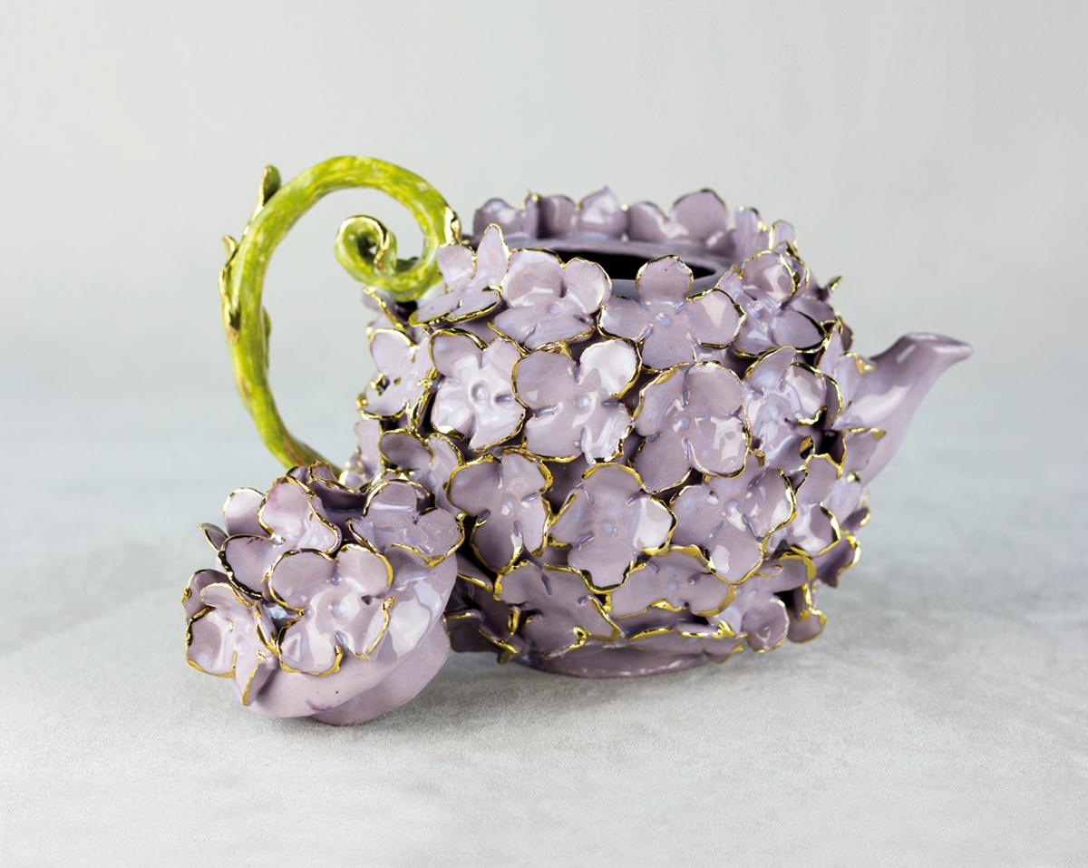 Our artisan's pieces are a dream come true, as in Disney's Cinderella. 
Ceramic tea service are completely hand-crafted and painted with love and care. 
A set is composed by a teapot and two cups.