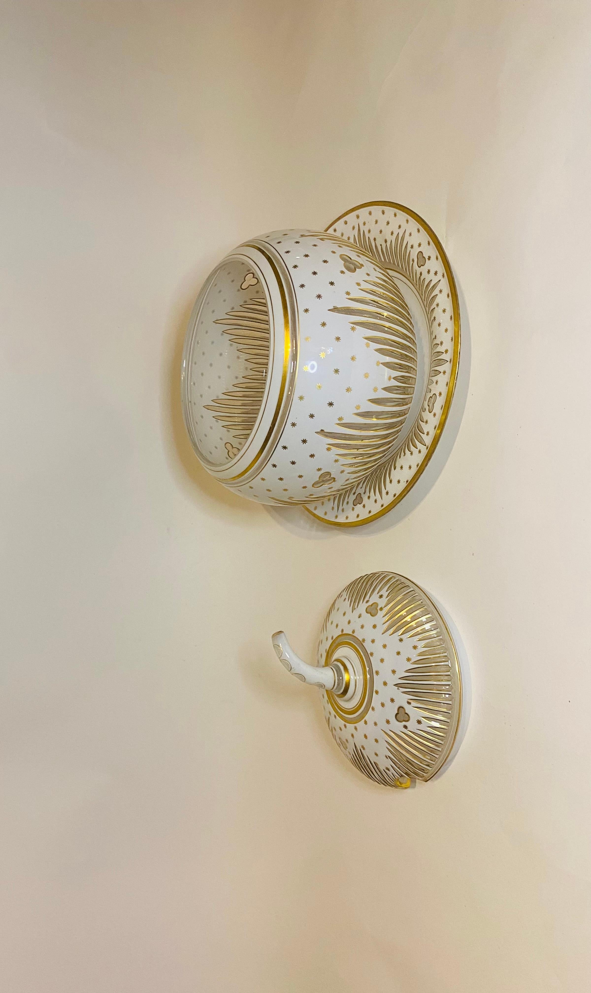 Wie schön und elegant ist diese einzigartige Punschschale, Terrine oder Tafelaufsatz. Das kürbisförmige und schwere Stück zeichnet sich durch ein kunstvolles Design aus weißem Glas mit 24-karätigem Golddekor aus. Beeindruckend und gewichtig. Es ist