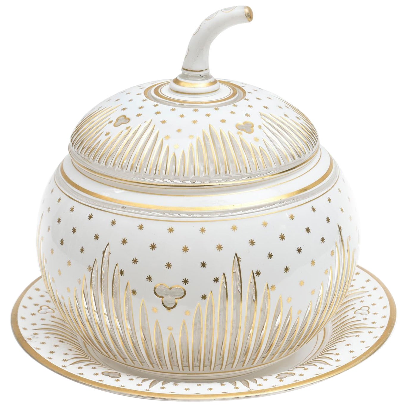 Soupière "Cendrillon". Centre de table en cristal blanc ciselé et or 24 carats de Moser en vente