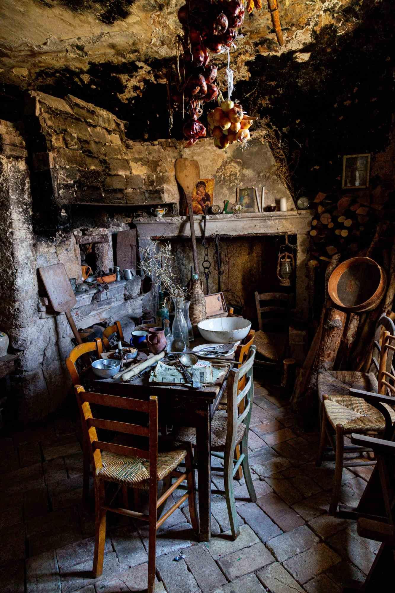 The Kitchen is a fascinating photograph on Pearl photographic paper realized by the artist Cindi Emond in 2021.

Edition of 10 prints. Hand-signed on the back and numbered. Perfect conditions.

The picture was taken in Italy. A moment suspended in