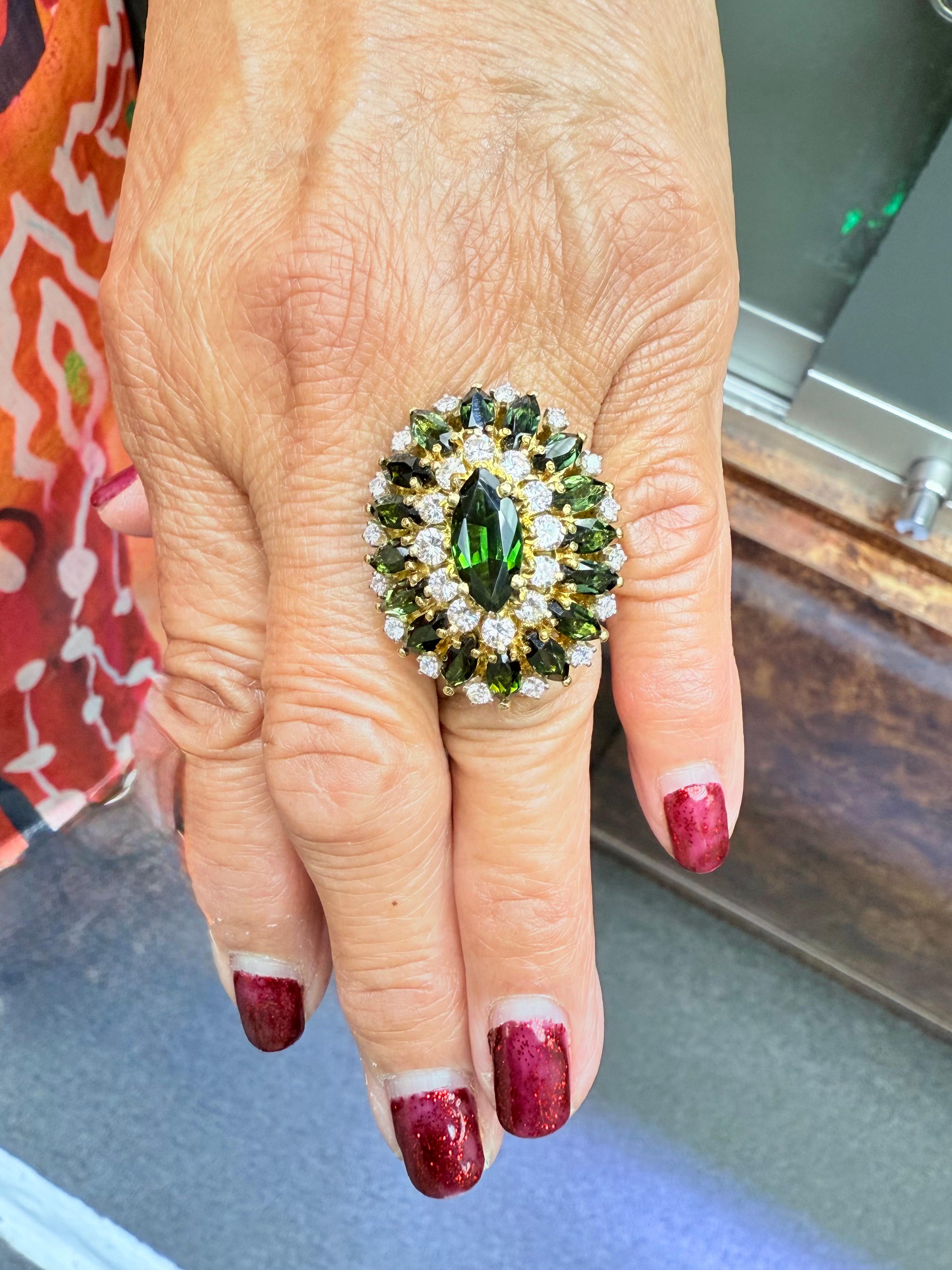  
Cindy Royce Grüner Turmalin Diamant 18k Gelbgold Cocktail Ring CIRCA 1980. *

 Der Ring aus 18 Karat Gelbgold mit grünem Turmalin und Diamanten von Cindy Royce wurde in den 1980er Jahren hergestellt.  Die klassische Anordnung von marquiseförmigen