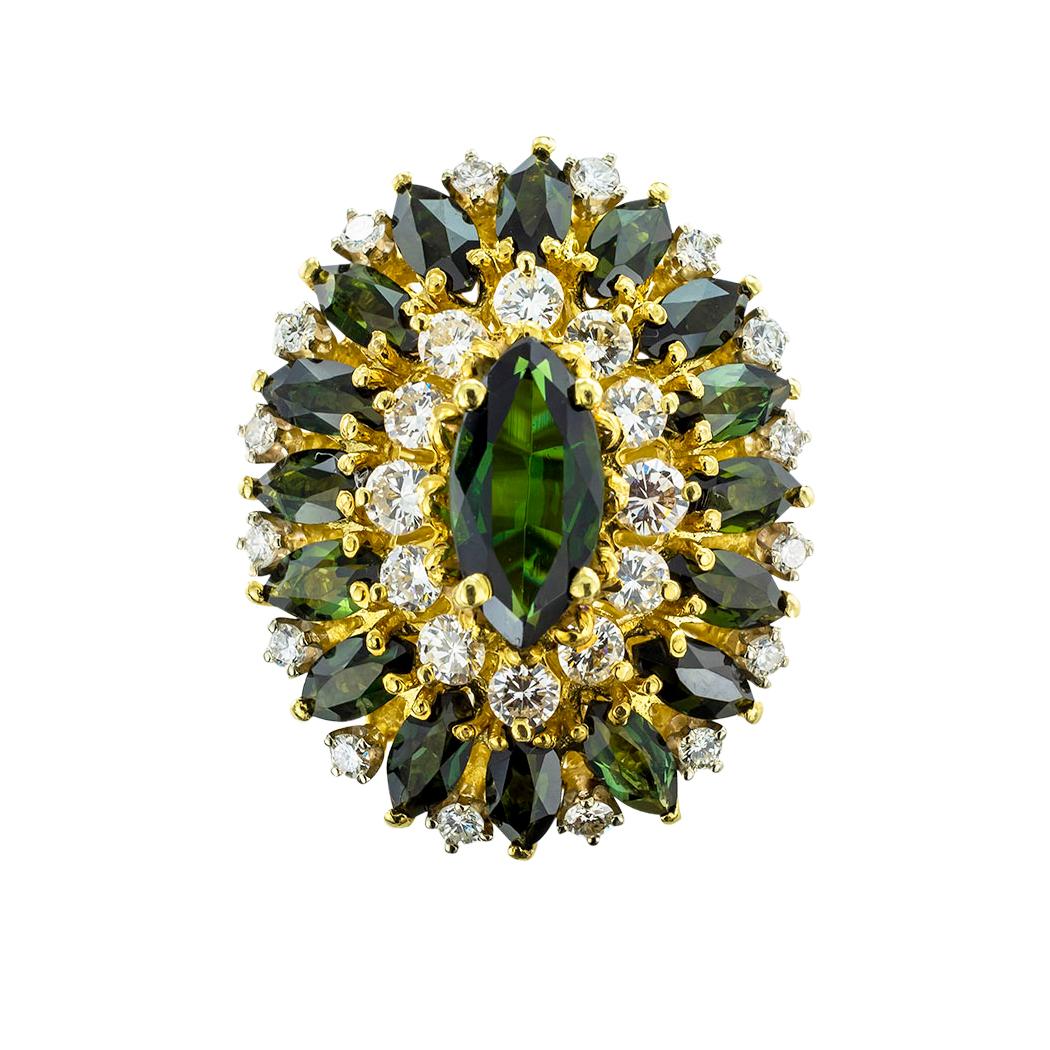 Bague cocktail en or jaune et diamant tourmaline verte Cindy Royce, vers 1980. *

À PROPOS DE CET ARTICLE :  Une disposition classique de tourmalines vertes en forme de marquise et de diamants ronds fait de cette bague Cindy Royce un véritable objet