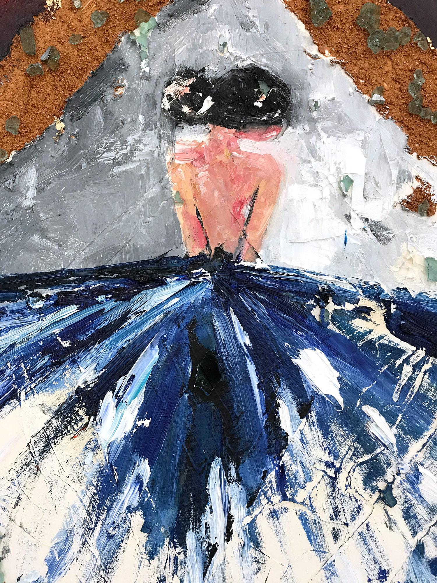 Eine abstrakte, skurrile und kühne Darstellung einer Frau, die anmutig in einem blauen Kleid vor einem Hintergrund mit Sonnenschliff und zarten Details steht. Dieses Stück fängt die Essenz der Mode in Paaren ein. Es ist in einem sehr modernen und