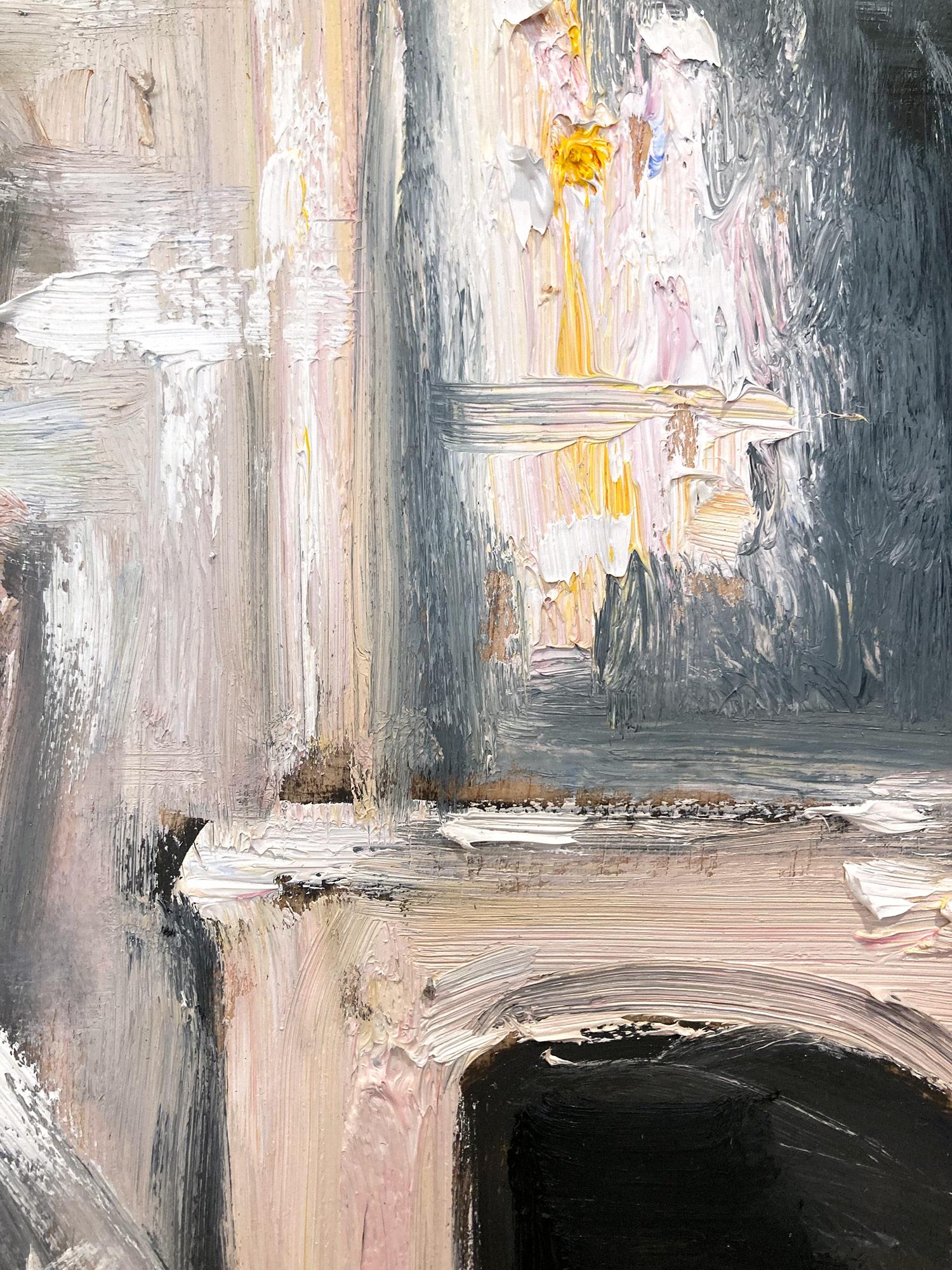 Una representación muy caprichosa de una mujer saliendo de un castillo parisino. Esta pieza captura la esencia de la moda y la Alta Costura sin esfuerzo. Realizado en un estilo muy moderno e impresionista, los colores son brillantes pero sutiles.