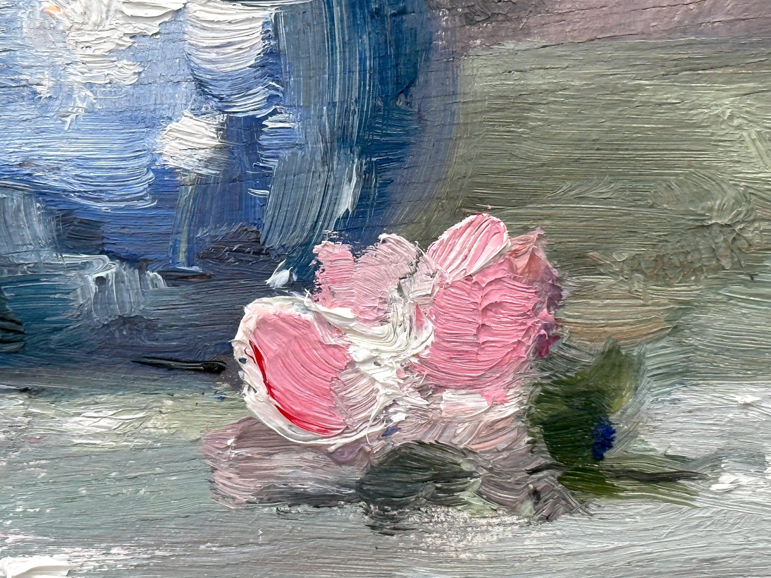 Cette peinture représente une scène impressionniste de pivoines dans un vase bleu, une œuvre poétique avec de beaux détails. L'œuvre rappelle Claude Monet, avec des impressions saisies de manière similaire, rappelant les temps du début du 20e siècle