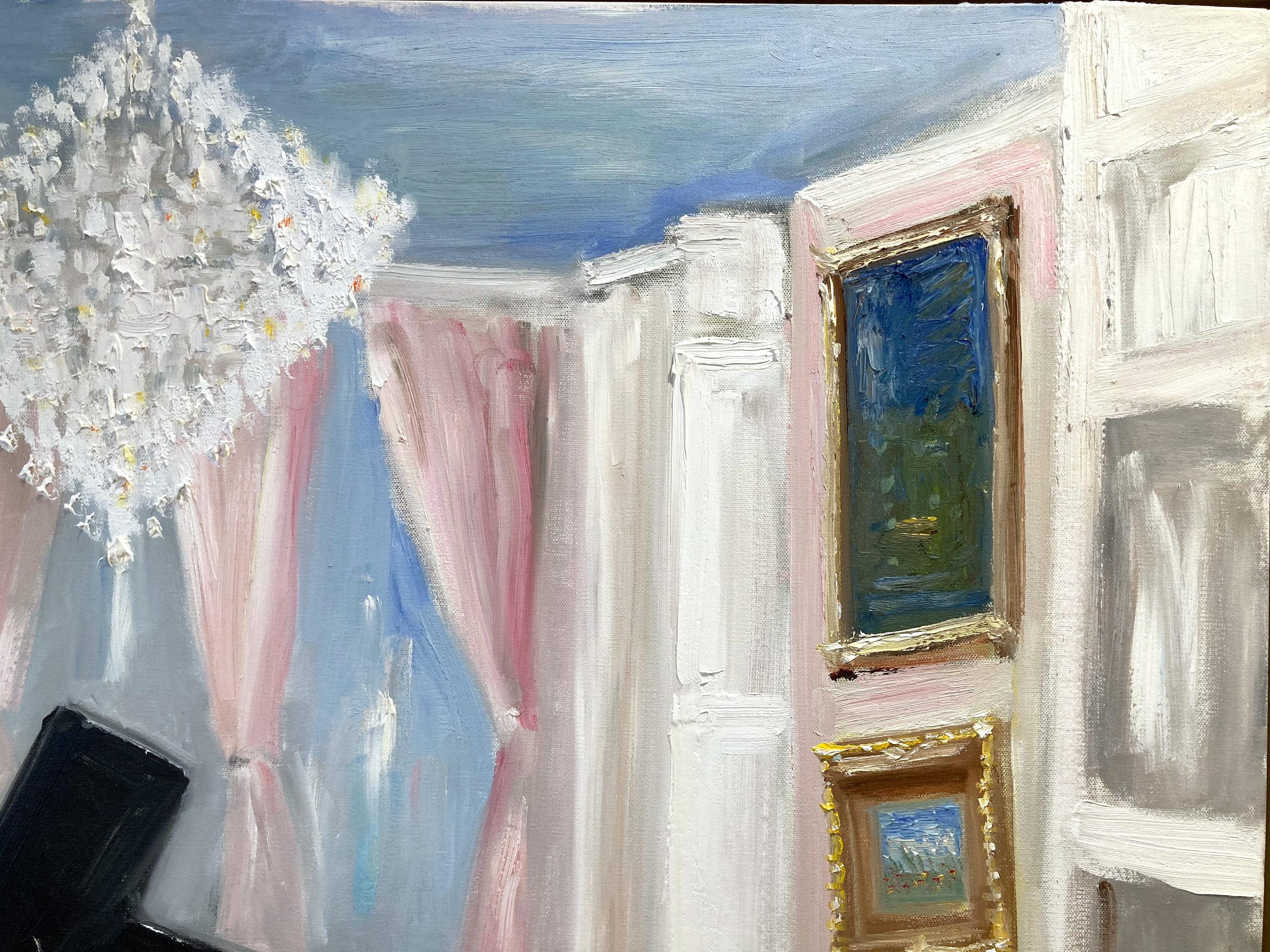 Eine charmante Darstellung einer Innenraumszene mit Klavier und Kronleuchter. Eine gemütliche impressionistische Szene mit Wärme und Gefühl. Skurrile Details und schöne Pinselführung. Dieses Stück fängt die Essenz eines Pariser Zimmers mit