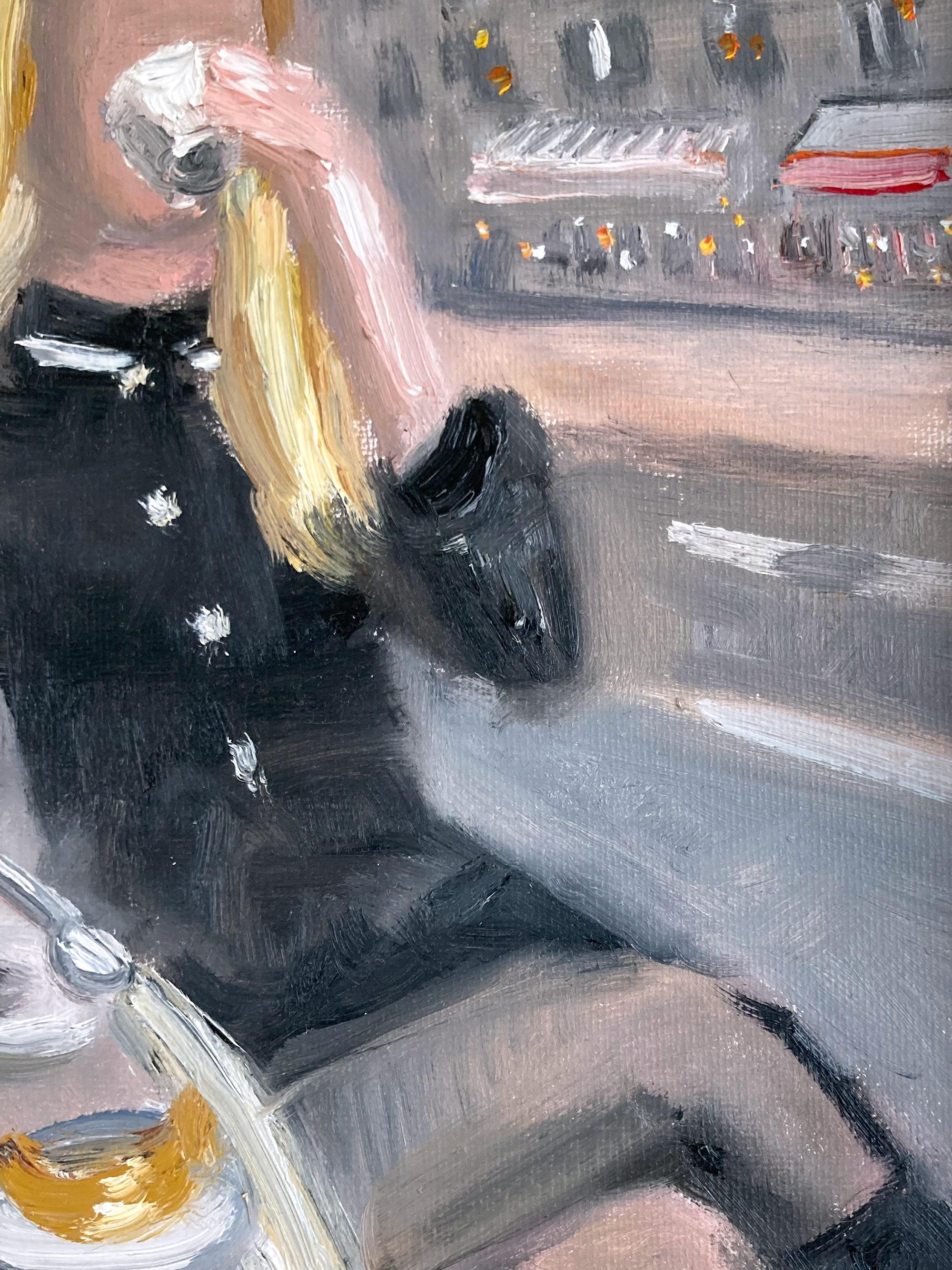 Dieses Gemälde zeigt eine impressionistische Café-Szene mit einer Frau in einem Dior-Kleid, die an einem Café-Tisch im Freien sitzt und in die Pariser Stadtlandschaft eintaucht. Sie trägt ein schwarzes Kostüm mit weißen Knöpfen und genießt ihren