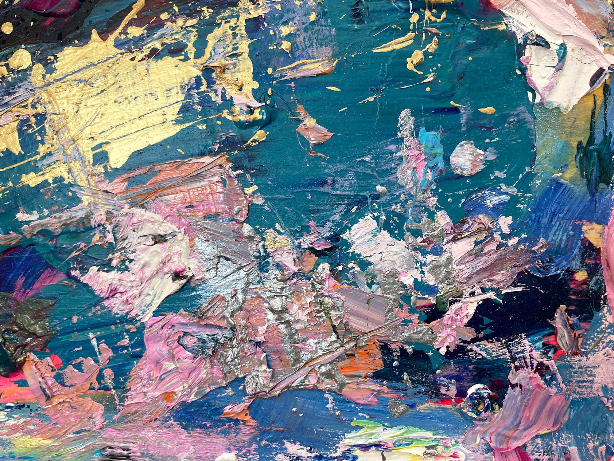 Con strati di olii brillanti, pennellate e colori lanciati, Shaoul cattura una storia d'amore attraverso la sua tavolozza pittorica e l'espressione astratta. L'artista esplora qualcosa di nuovo utilizzando il suo pallet come sfondo, per poi