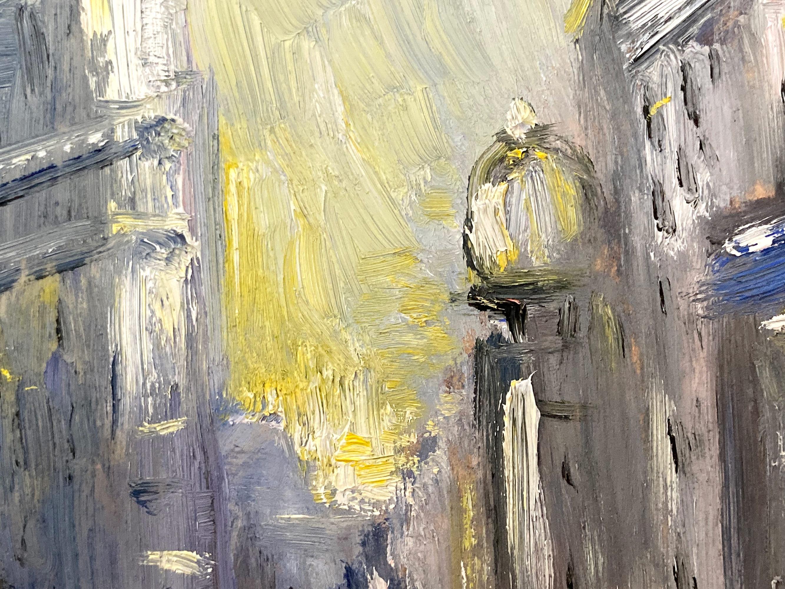 Eine charmante Darstellung des Flatiron-Gebäudes in New York City mit Figuren im Schnee auf der Straße und einer Figur, die in dieser gemütlichen Szene auf dem Bürgersteig spazieren geht. Das Gemälde ist in einer sehr impressionistischen Art und