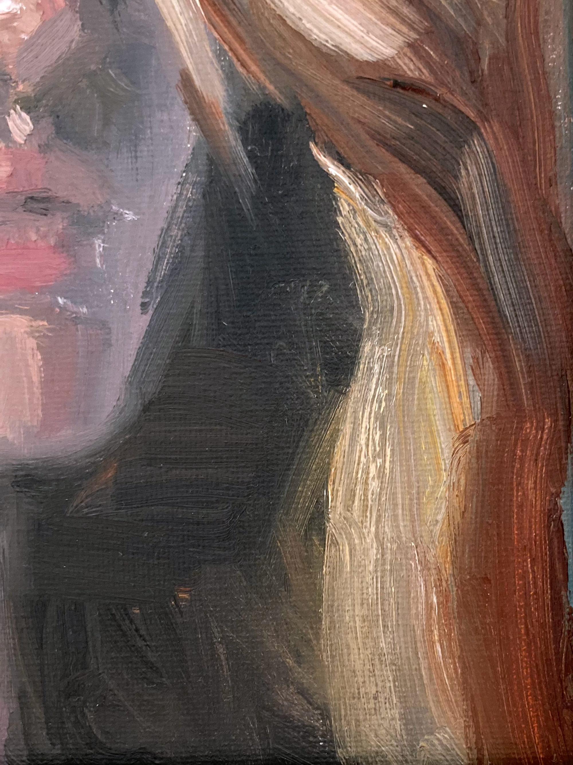 Das Gemälde zeigt ein impressionistisches Nahporträt einer jungen Frau mit dicken Pinselstrichen und malerischer Textur. Sie hat langes, gewelltes Haar in rötlich-blonden Tönen mit goldenen Strähnchen, trägt eine dünne, rund gerahmte Brille und